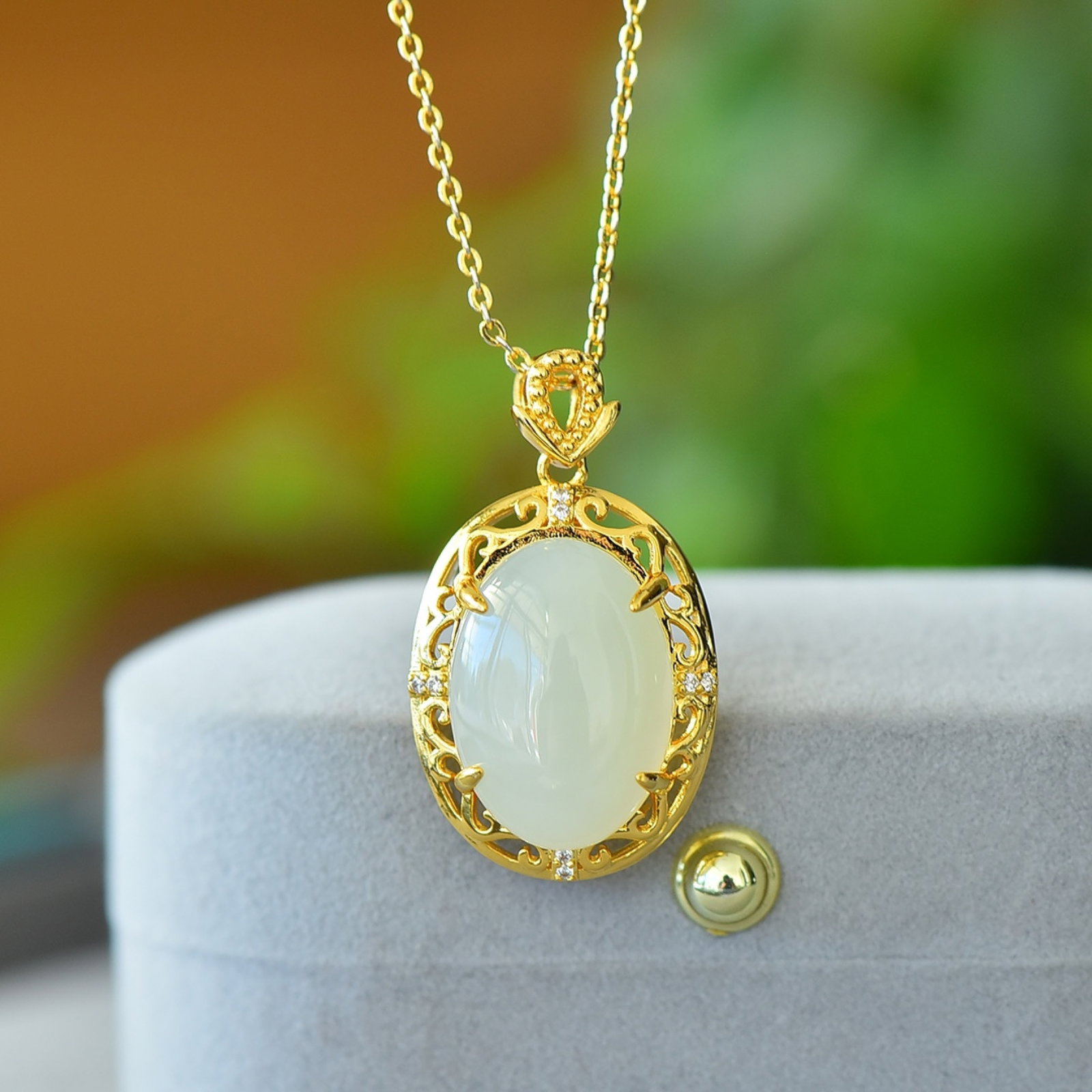 An Exquisite Bronze-Gold Plated Inlaid White Jade Necklace: An Exquisite Bronze-Gold Plated Inlaid White Jade Necklace,Size:5.1inx7.1in 铜镀金镶白玉项链