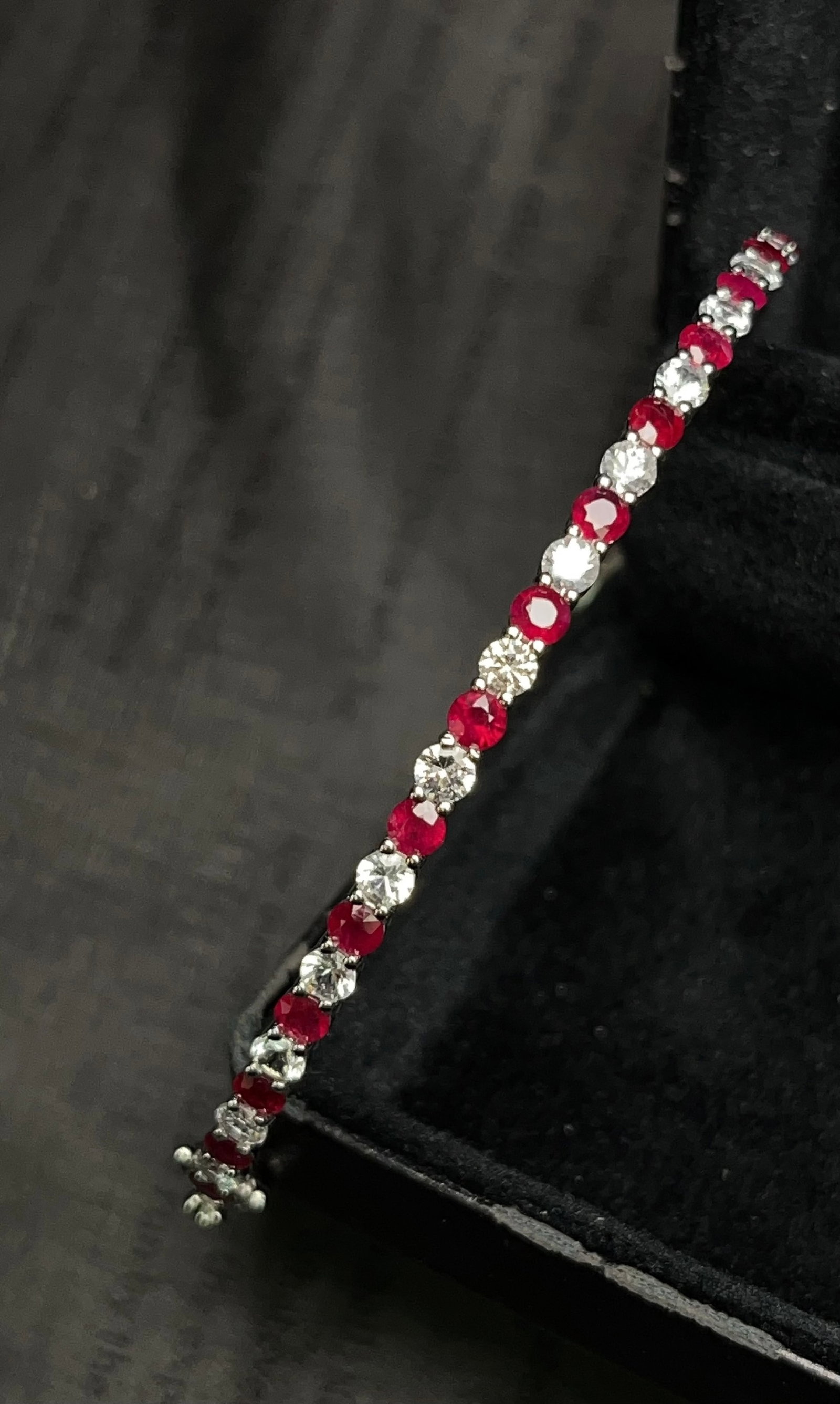 A Exquisite 18k Gold Inlaid 2.00ct Natural Ruby Bracelets,Inlaid Gems: A Exquisite 18k Gold Inlaid 2.00ct Natural Ruby Bracelets,Inlaid Gems,Total Weight:5.52g 18k金镶 2.00ct 天然红宝石手镯,嵌宝石