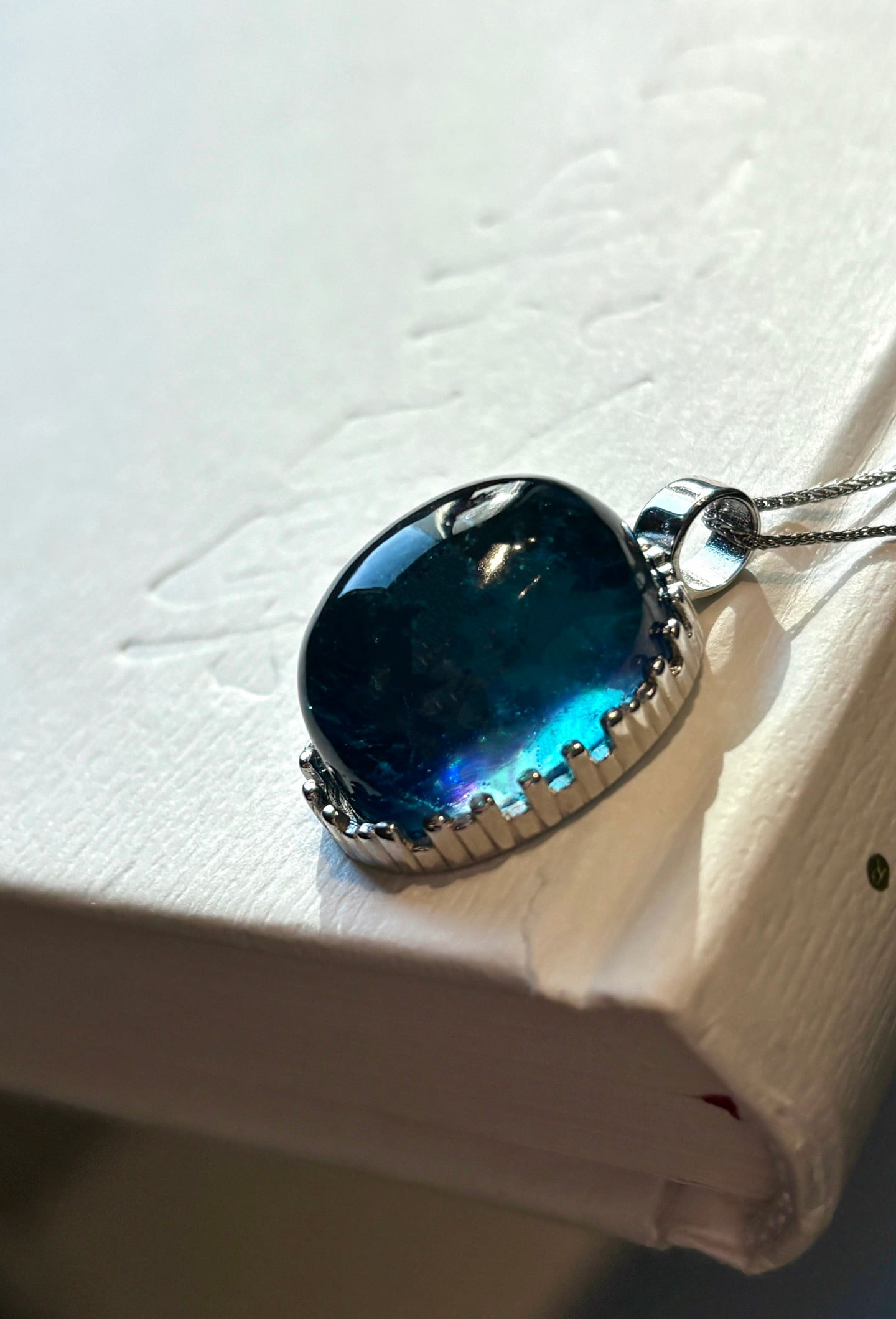 An Exquisite Sterling Silver Inlaid Aquamarine: An Exquisite Sterling Silver Inlaid Aquamarine,Size:石20mmx16mm,Weight:9.6g 纯银镶海蓝宝