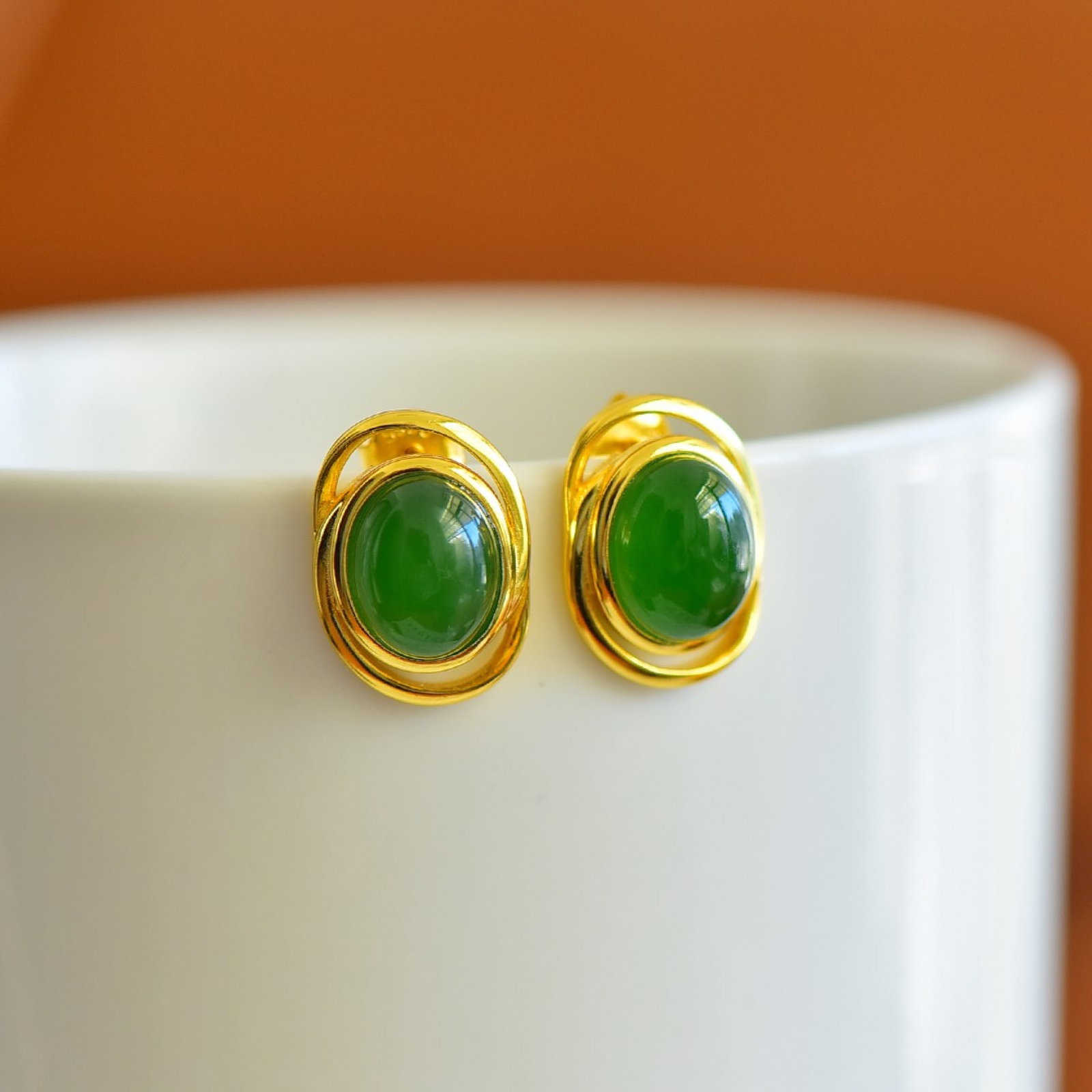 A Pair of Exquisite Sterling Silver-Gold Plated Inlaid Jasper Earrings: A Pair of Exquisite Sterling Silver-Gold Plated Inlaid Jasper Earrings,Size:8mmx10mm 一对纯银镀金镶碧玉耳钉