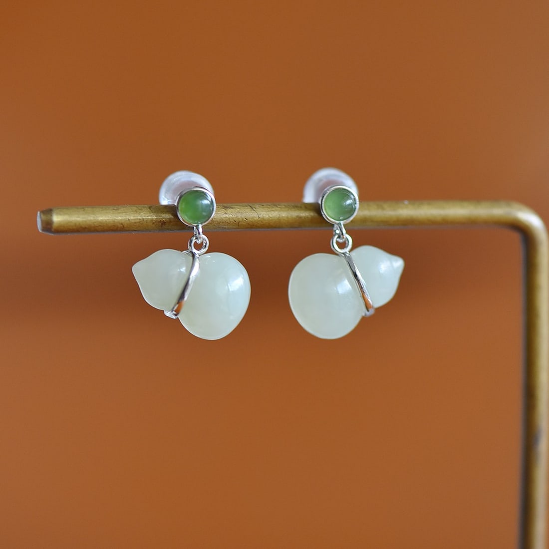 A Pair of Sterling Silver and White Jade Gourd Stud Earrings: A pair of sterling silver stud earrings, each set with a white jade gourd, Sise: 9mm×13 mm.