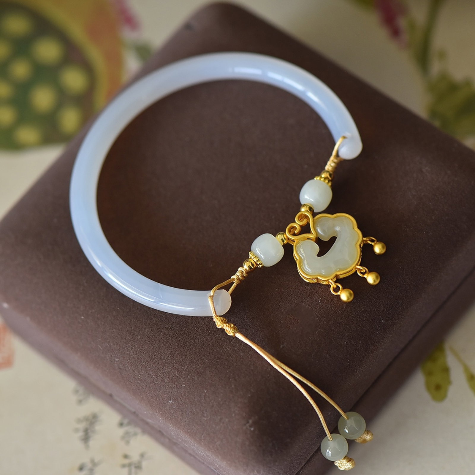 An Exquisite Sterling Silver-Gold Plated Inlaid White Jade Bracelets,With Agate: An Exquisite Sterling Silver-Gold Plated Inlaid White Jade Bracelets,With Agate 纯银镀金镶白玉手镯,配玛瑙