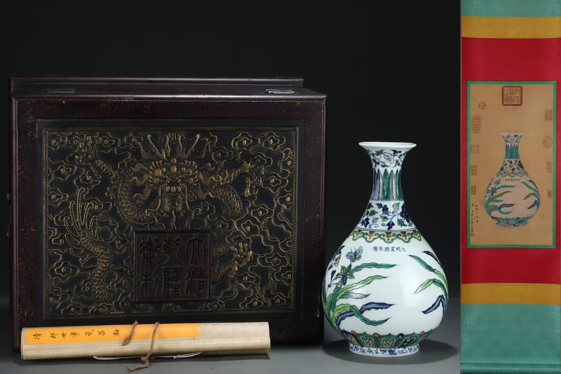A Rare Doucai yuhuchunping (pear-shaped vase) decorated with floral sprays, butterflies, with a silk: A Rare Doucai yuhuchunping (pear-shaped vase) decorated with floral sprays, butterflies, with a silk painting hanging scroll,Ming Dynasty, China, Xuande Six-character Mark,Size:13.2inx8.1in,(Without