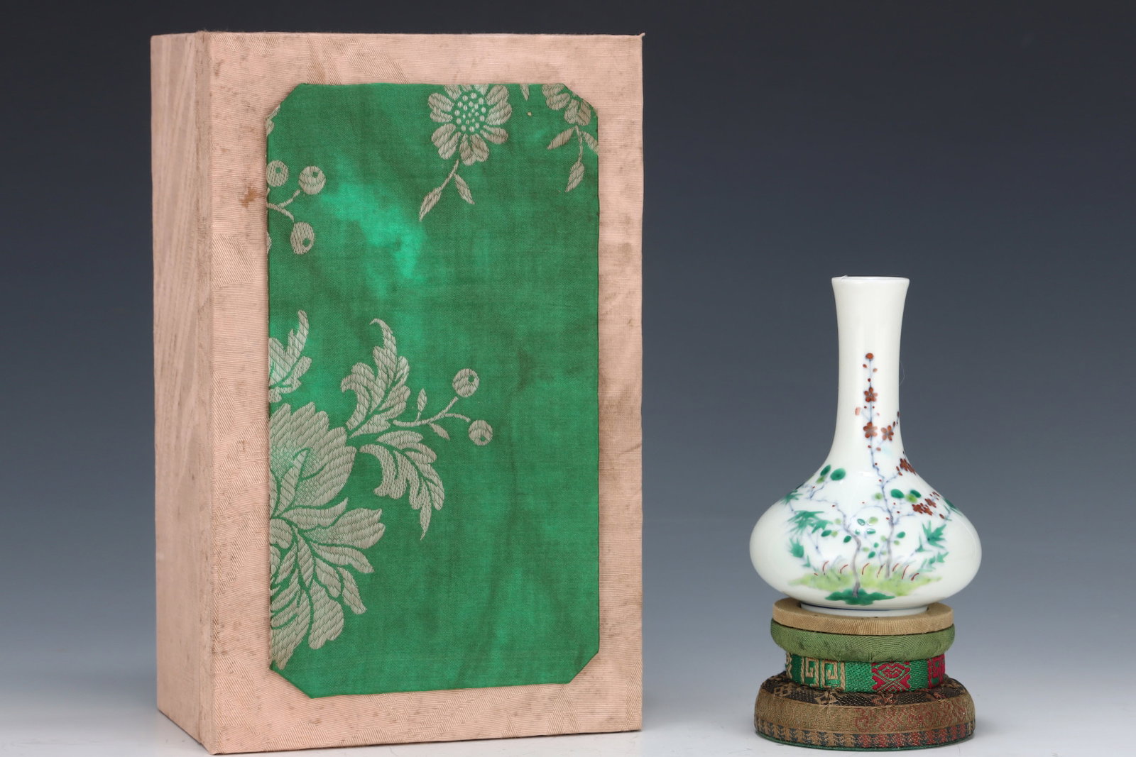 An Exquisite Doucai Flower Pattern Vase: An Exquisite Doucai Flower Pattern Vase,Qing Dynasty,China,Yongzheng Six-character Mark,Size:4.8inx3.1in 斗彩花卉纹瓶,中国清代,雍Ē