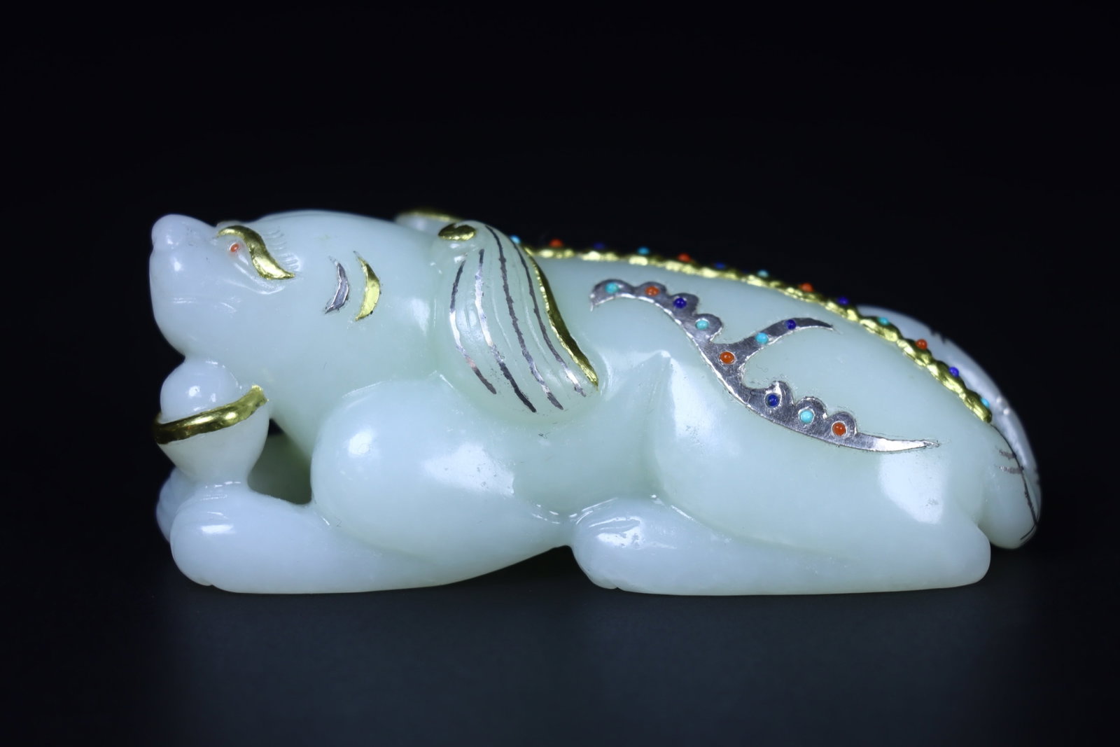 An Exquisite White Jade Cover with Gold Dog Ornament: An Exquisite White Jade Cover with Gold Dog Ornament,Qing Dynasty,China,Size:3.1inx1.4inx1.2in,Weight:117g 白玉包金犬摆件,中国清代