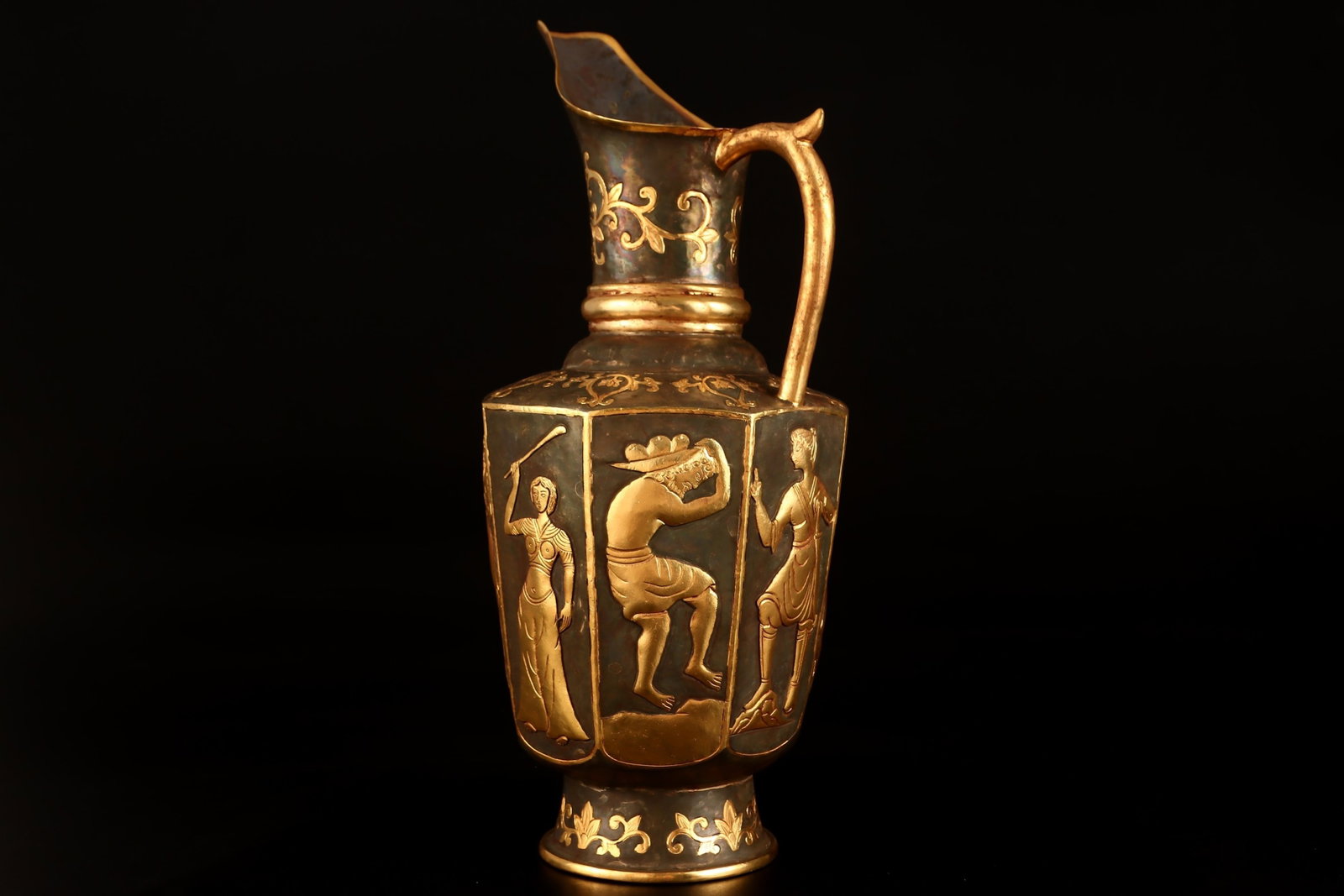 An Exquisite Gilt Figure Pattern Pot - 2