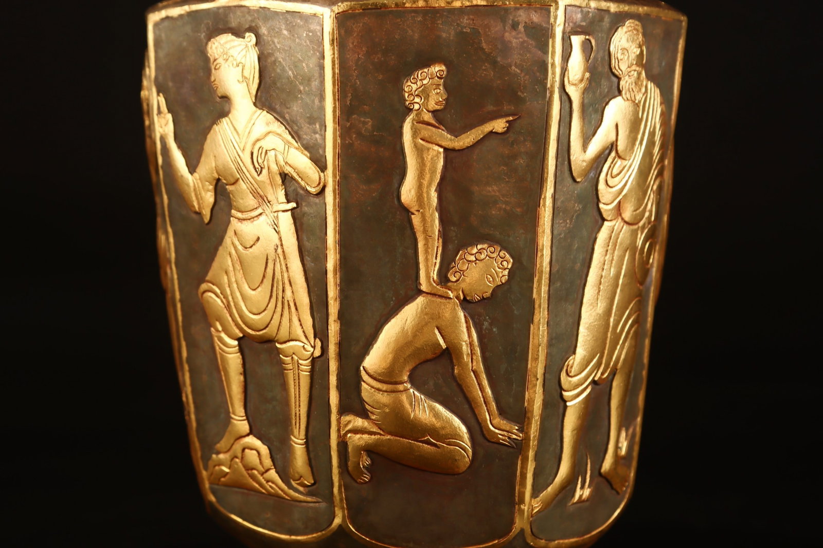 An Exquisite Gilt Figure Pattern Pot - 5