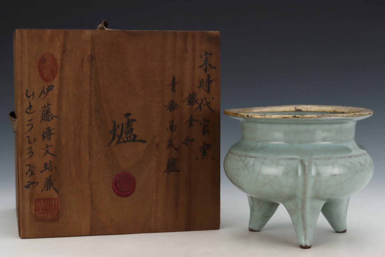 An Exquisite Guan yao Celadon Glazed Painted Gold Tripod Censer: An Exquisite Guan yao Celadon Glazed Painted Gold Tripod Censer,Song Dynasty,China,Size:5.3inx6in 官窑青釉描金三足香炉,中国ê