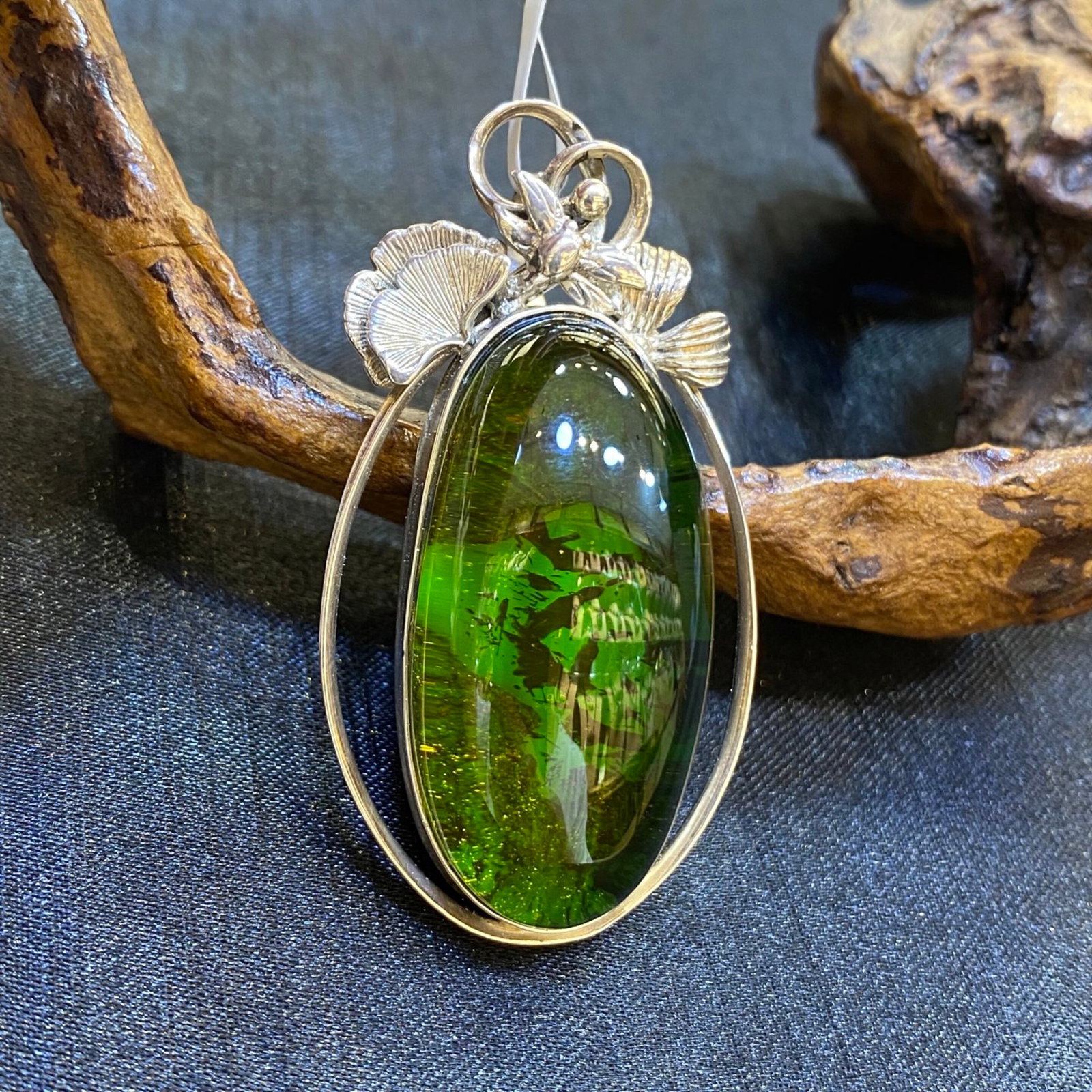 An Exquisite Beeswax Inlaid Silver Necklace: An Exquisite Beeswax Inlaid Silver Necklace,Size:20.5mm,Weight:18.8g 蜜蜡镶银项链