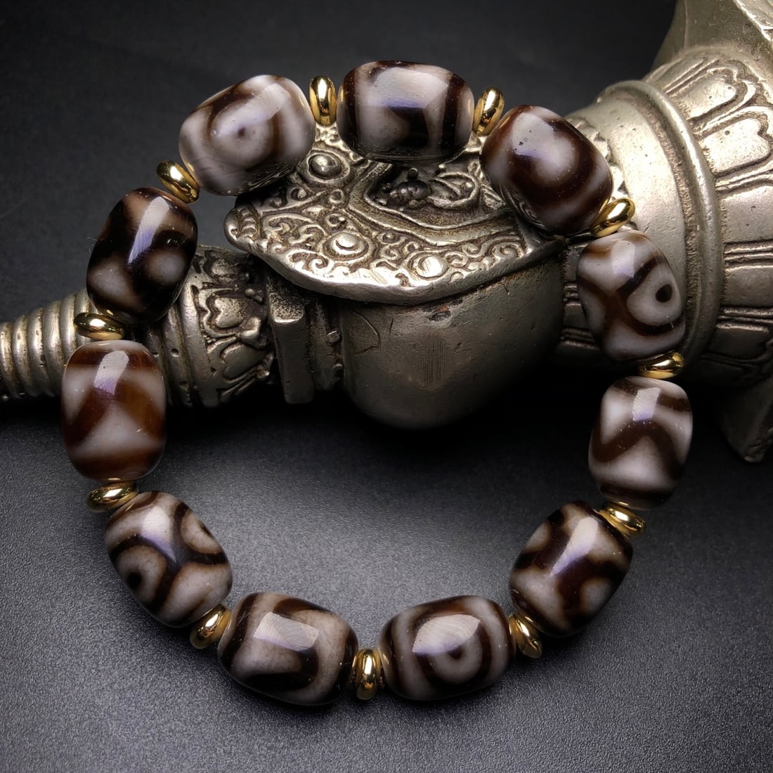 An Exquisite Dzi Bead Bracelets - 3