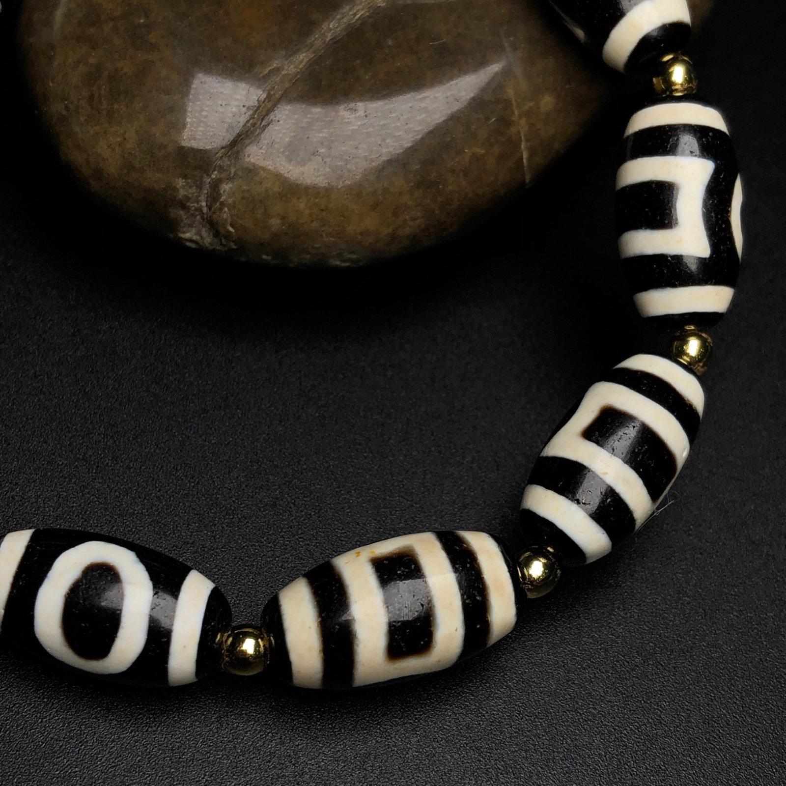 An Exquisite Dzi Bead Bracelets - 7