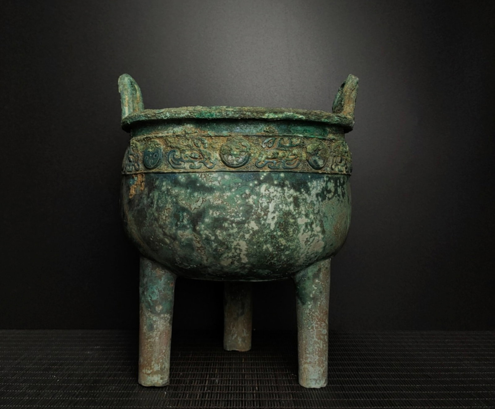 A Fine Bronze Tripod Tripod Censer With Animal-Mask Pattern (1 of 9)