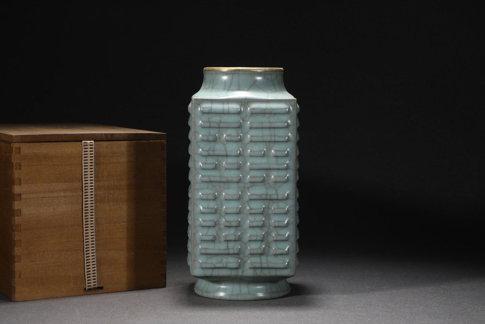 An Exquisite Guan Kiln Celadon Glaze Cong-Style Vase With Gold Mounted Rim,Inscribed With Qianlong: An Exquisite Guan Kiln Celadon Glaze Cong-Style Vase With Gold Mounted Rim,Inscribed With Qianlong Imperial Poetry,Song Dynasty,China,Size:10.4inx4.7in,官窑青釉镶金
