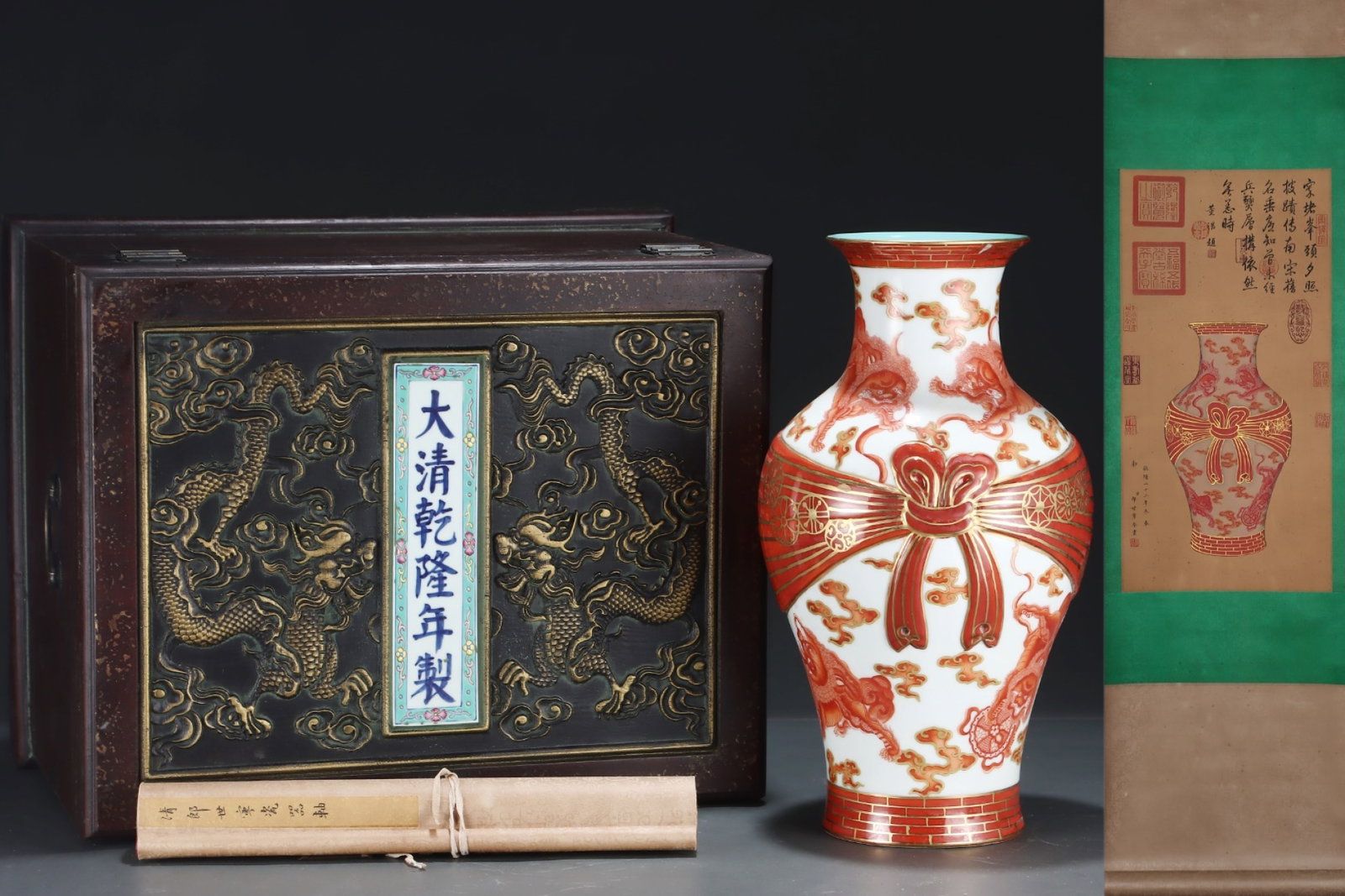 An Exquisite Gilded Ribbon Vase Decorated With Iron-Red Lion Patterns: An Exquisite Gilded Ribbon Vase Decorated With Iron-Red Lion Patterns,Qing Dynasty,China,Qianlong Four-character Mark,Size:16.5inx9.3in,矾红狮子纹描金绶