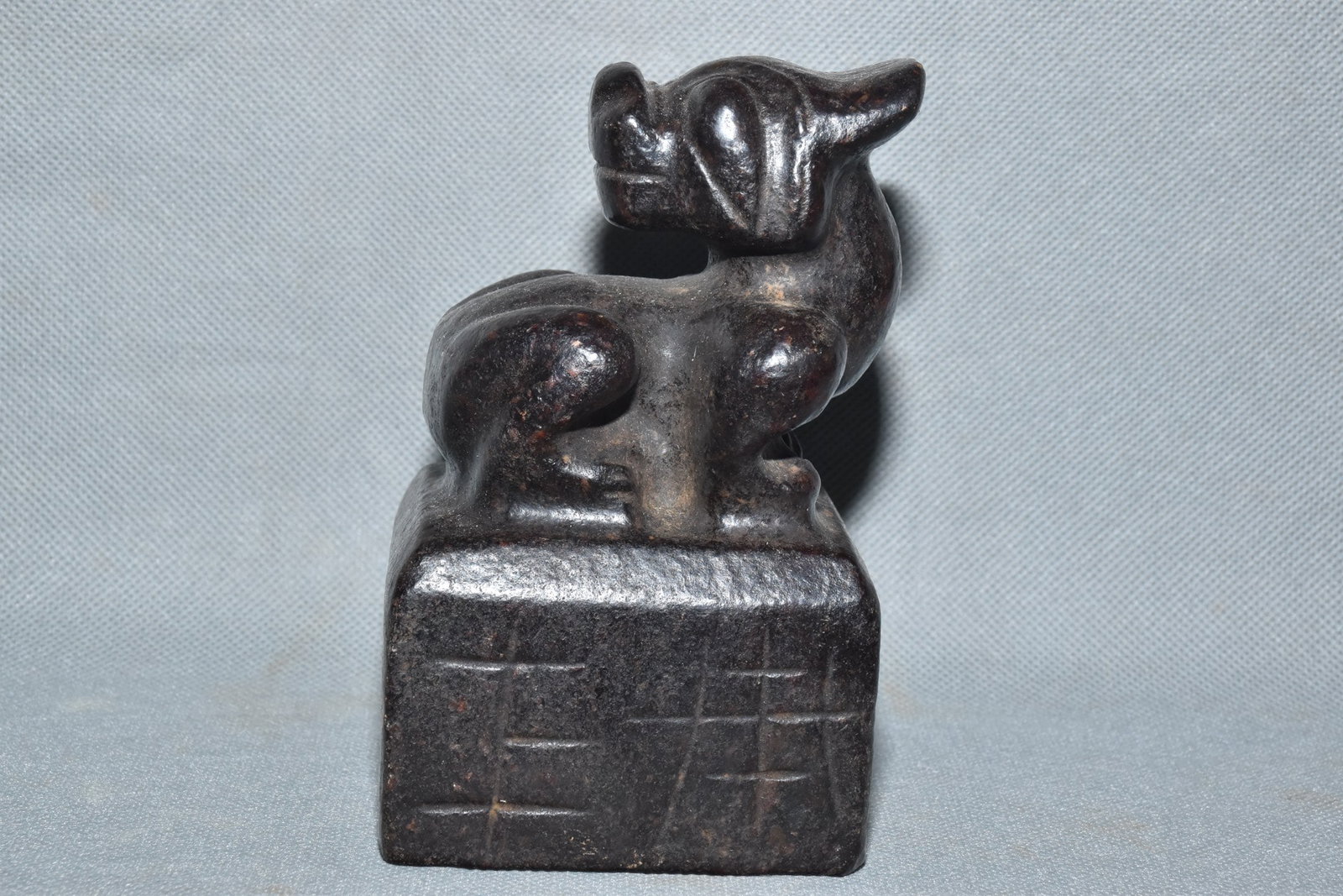 A Fine Black Jade Seal With Auspicious-Beast Knob: A Fine Black Jade Seal With Auspicious-Beast Knob,Hongshan Culture,Dimensions:3.1inx 5.1in,Weight:1300g,墨玉瑞兽钮印章,红山文化