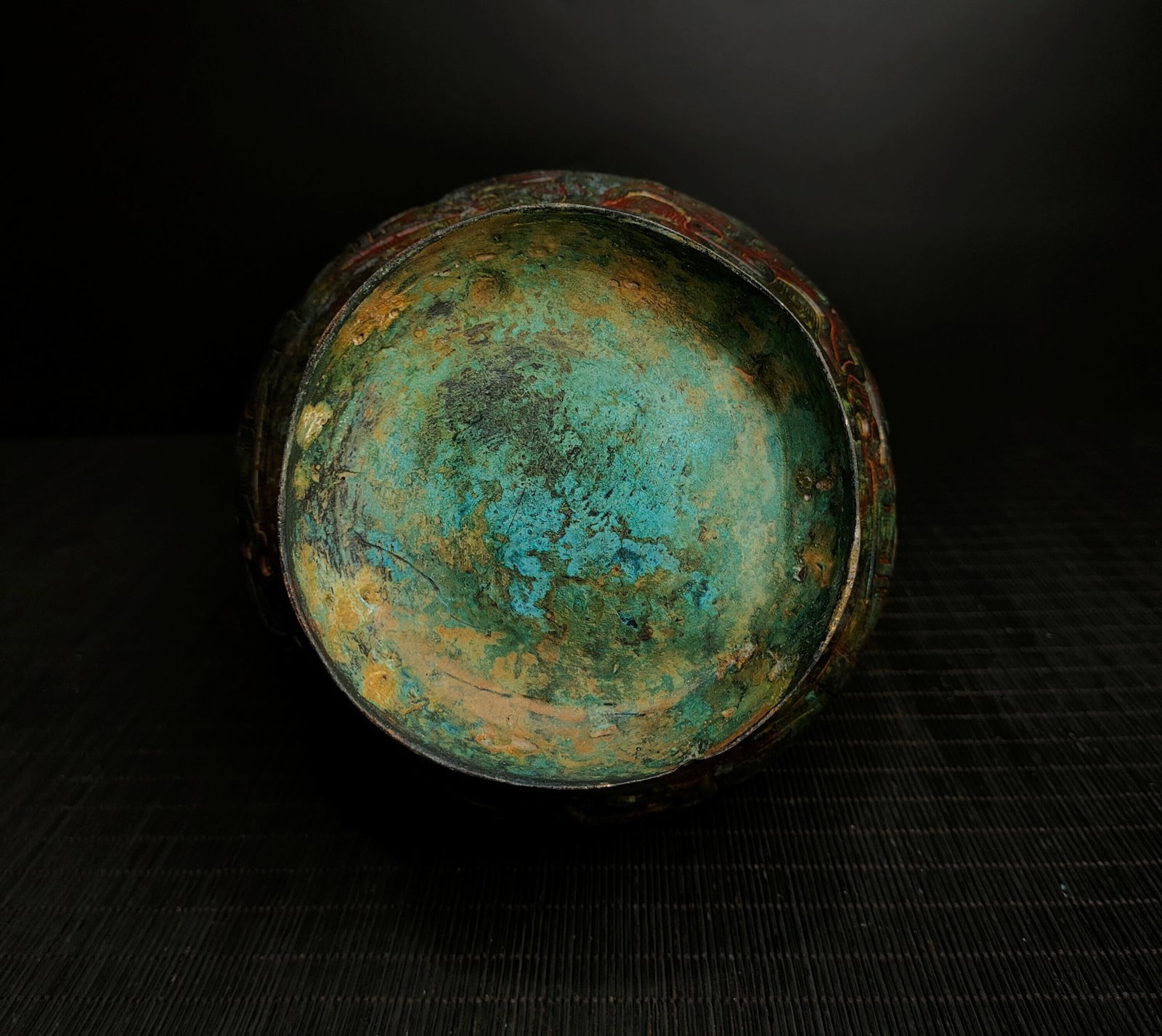 A Fine Bronze Loop-Handled Pot With Phoenix Knob And Dragon Pattern - 9
