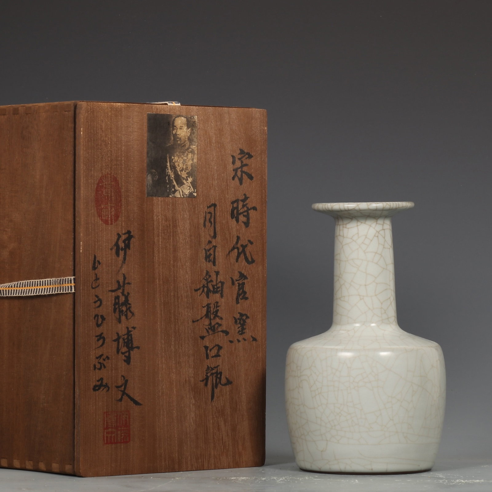 An Exquisite Guan Kiln Moon-White Glaze Plate-Mouth Vase: An Exquisite Guan Kiln Moon-White Glaze Plate-Mouth Vase,Song Dynasty,China,Size:8.2inx4.9in,官窑月白釉盘口瓶,中国宋代