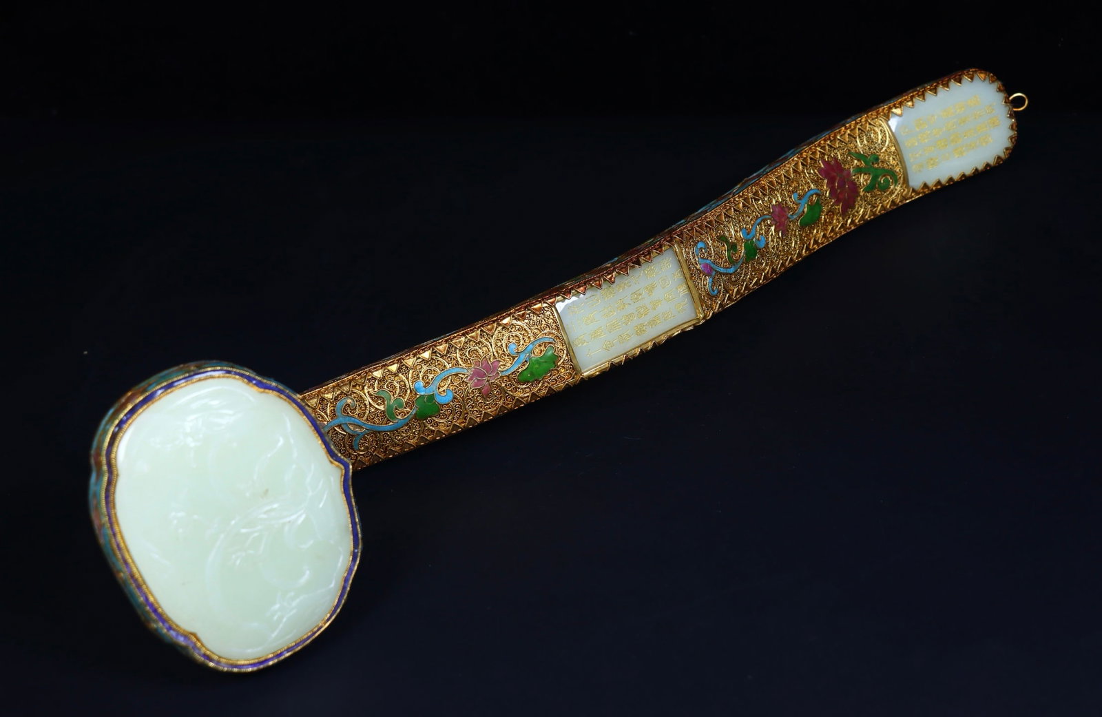 A Fine Gilt Copper Filigree Ruyi Inlaid With White Jade Carved With Poetry Inscriptions: A Fine Gilt Copper Filigree Ruyi Inlaid With White Jade Carved With Poetry Inscriptions,Qing Dynasty,China,Four-Character Qianlong Mark,Dimensions:17.3inx3.9inx3.1in,Weight:1215g,铜鎏ŵ