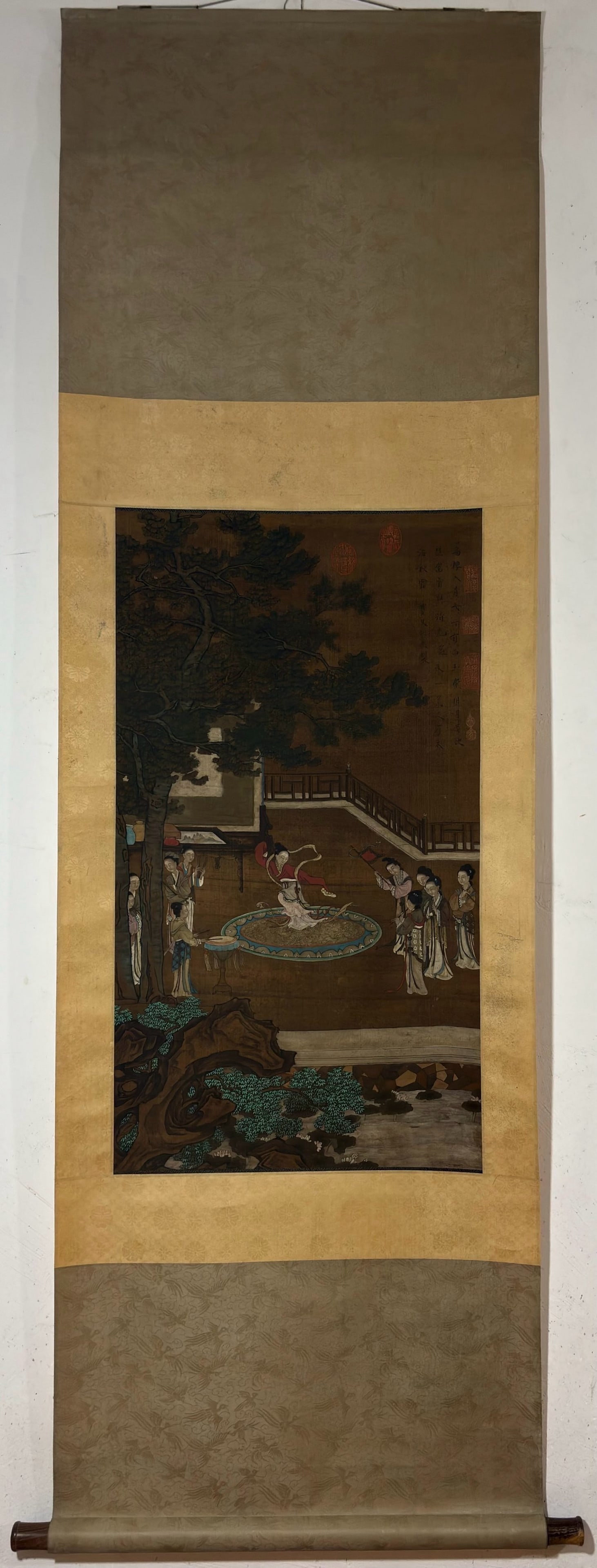 A ChineseInk-on-SilkHangingScroll,FigurePainting: A ChineseInk-on-SilkHangingScroll,FigurePainting,QiuYing,Without frame Size:35inx19.5in,一副中国水墨人物图绢本立轴,仇