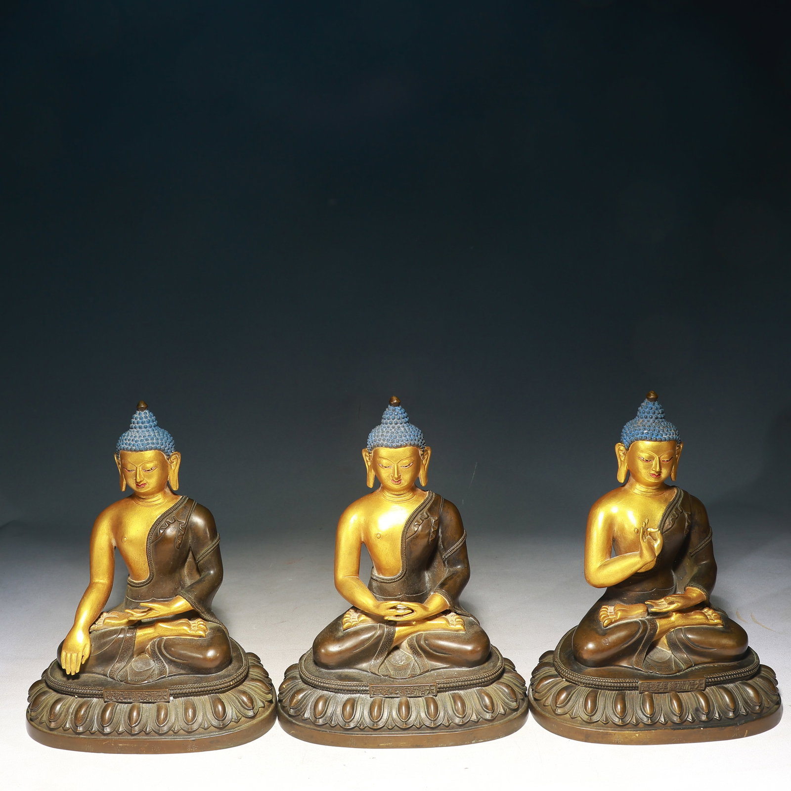 A Set of Solemn Gilt Bronze Statue of Amitayus: A Set of Solemn Gilt Bronze Statue of Amitayus,Qing Dynasty,China,Qianlong Mark,Size:9.1inx6.3inx11.4in,Weight:15050g 一套铜鎏金无量寿佛像,&