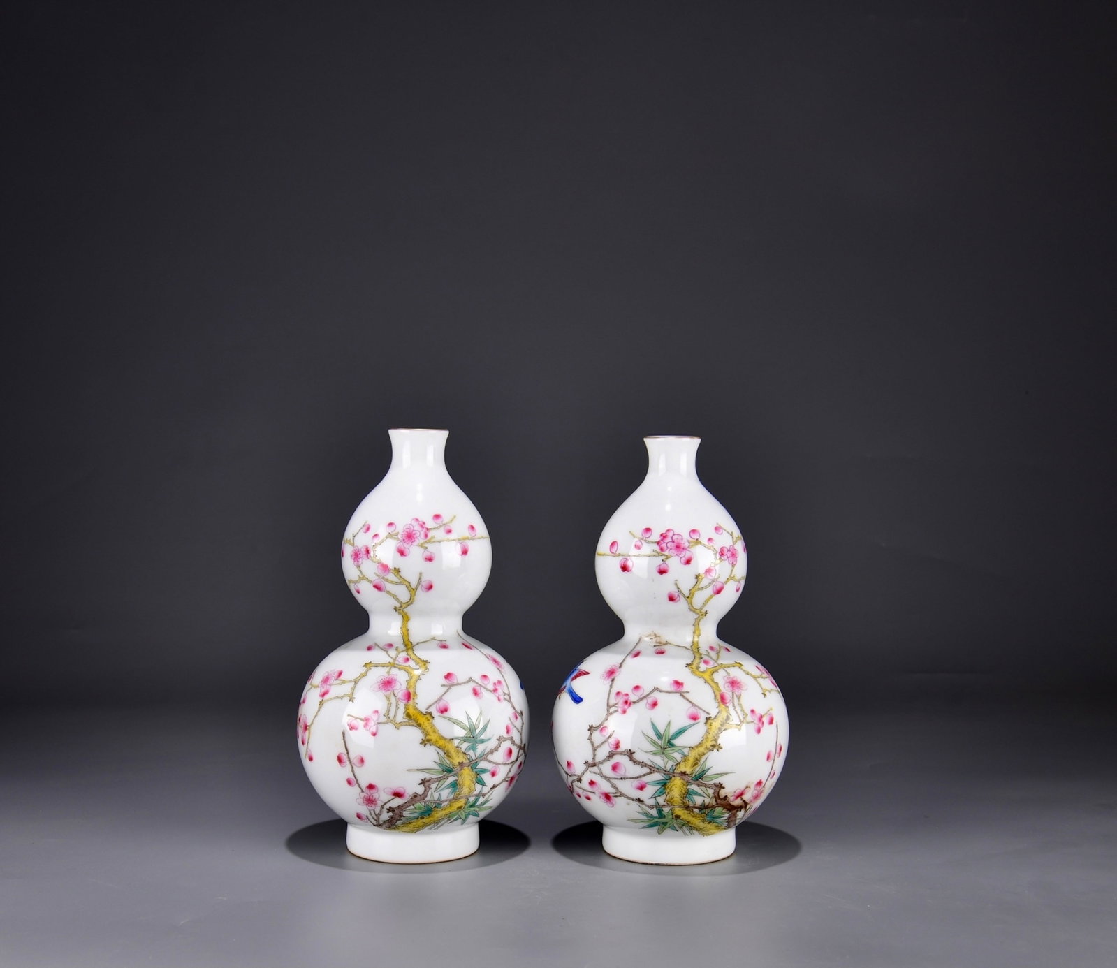 A Pair Of Exquisite Enamel Gourd Vases With Flower And Bird Patterns: A Pair Of Exquisite Enamel Gourd Vases With Flower And Bird Patterns,Qing Dynasty China,Six-Character Qianlong Mark,Dimensions:9.1inx5.3in,一对珐琅彩花鸟ń