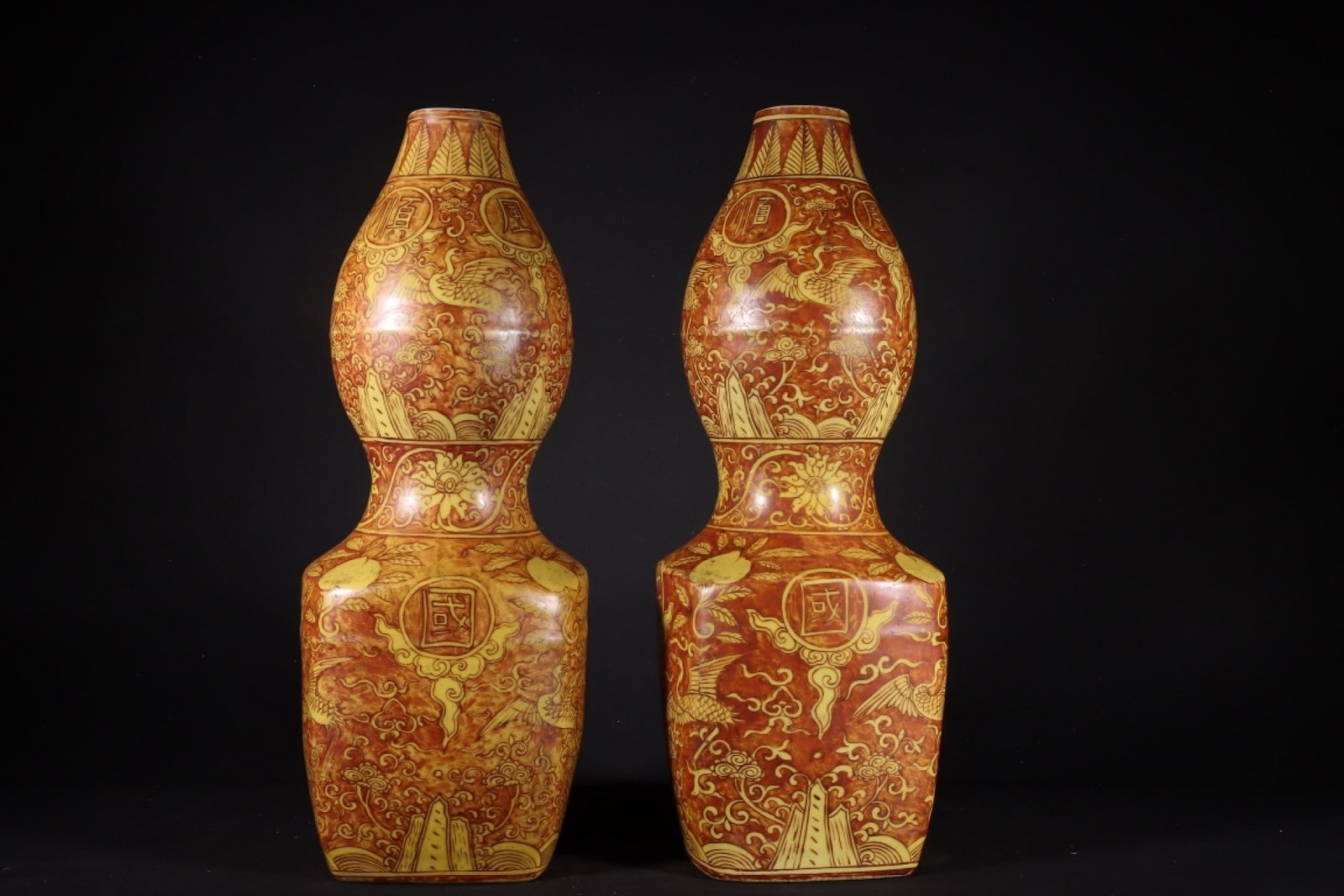 A Pair Of Fine Overglaze Red Heaven-and-Earth Gourd Vases On Yellow Ground: A Pair Of Fine Overglaze Red Heaven-and-Earth Gourd Vases On Yellow Ground,Ming Dynasty,China,Jiajing Six-character Mark,Size:13.8inx5.1in,一对黄上红天圆ß