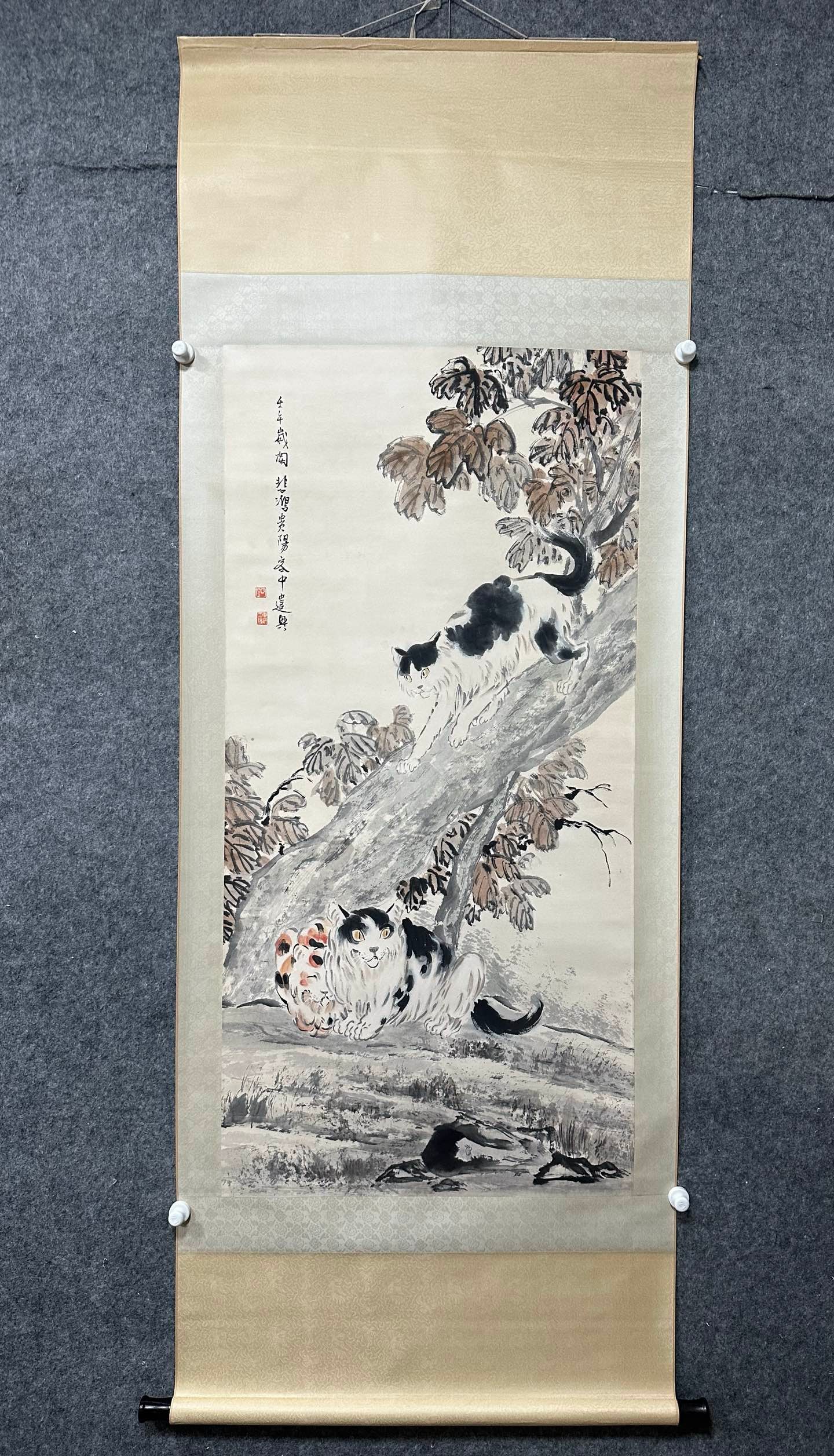 A Chinese Ink-on-Paper Hanging Scroll, Cats at Play: A Chinese Ink-on-Paper Hanging Scroll, Cats at Play,Xu Beihong,Size:26.4inx53.7in,一副中国水墨猫趣图纸本立轴,徐÷