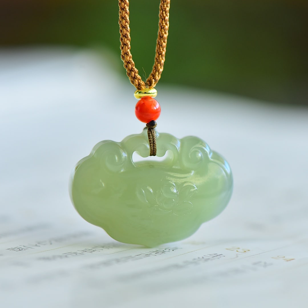 An Exquisite Sapphire Pendant: An Exquisite Sapphire Pendant,Size:28.8mmx20.5mmx11.5mm 青玉吊坠