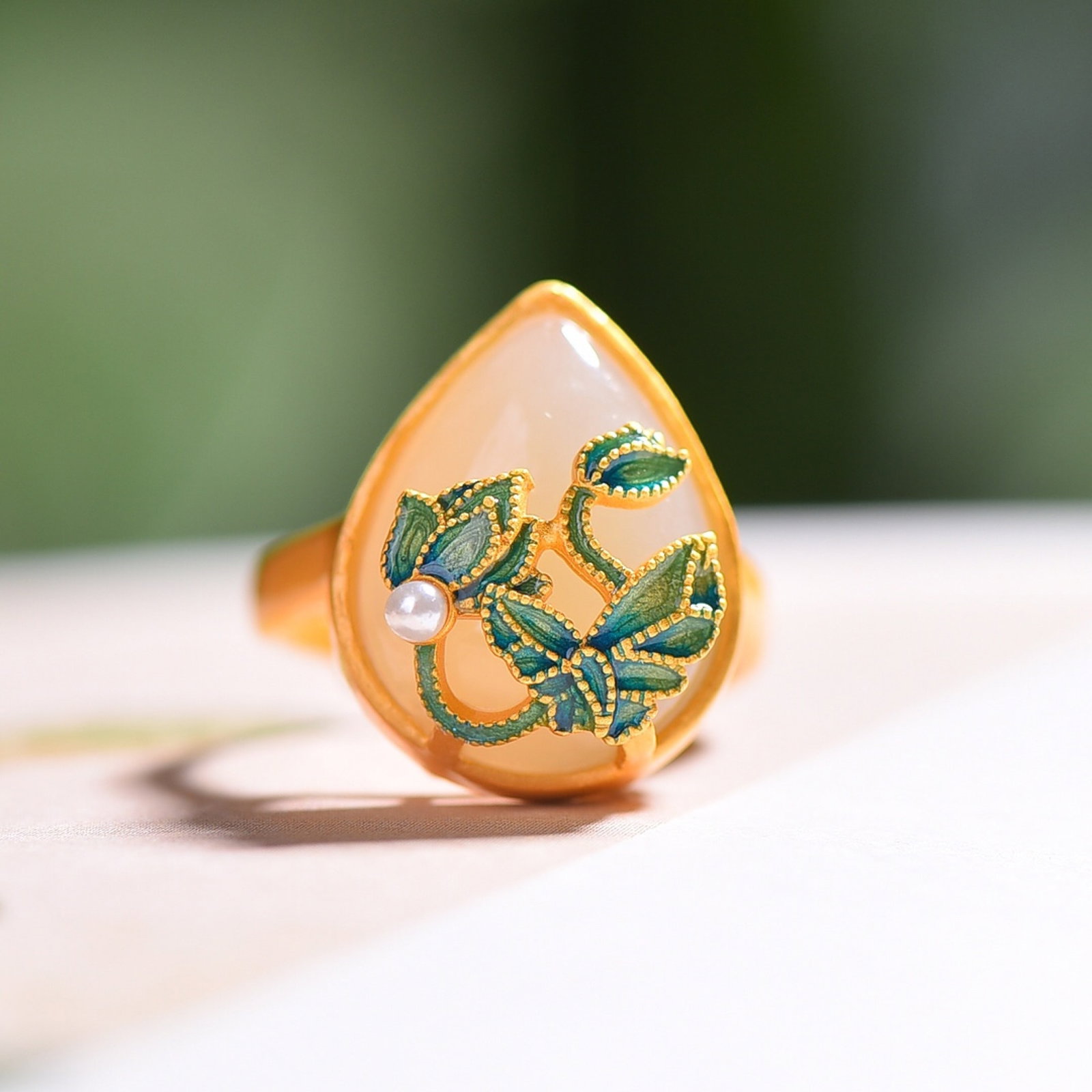 An Exquisite Sterling Silver-Gold Plated Inlaid White Jade Ring: An Exquisite Sterling Silver-Gold Plated Inlaid White Jade Ring,Size:12mmx16mm 纯银镀金镶白玉戒指