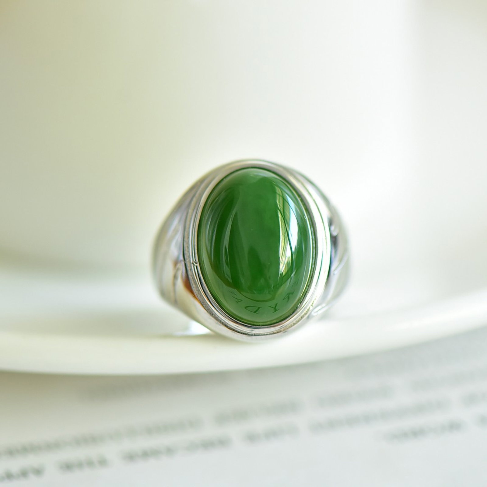 An Exquisite Sterling Silver Inlaid Jasper Ring: An Exquisite Sterling Silver Inlaid Jasper Ring,Size:13mmx18mm 纯银镶碧玉戒指