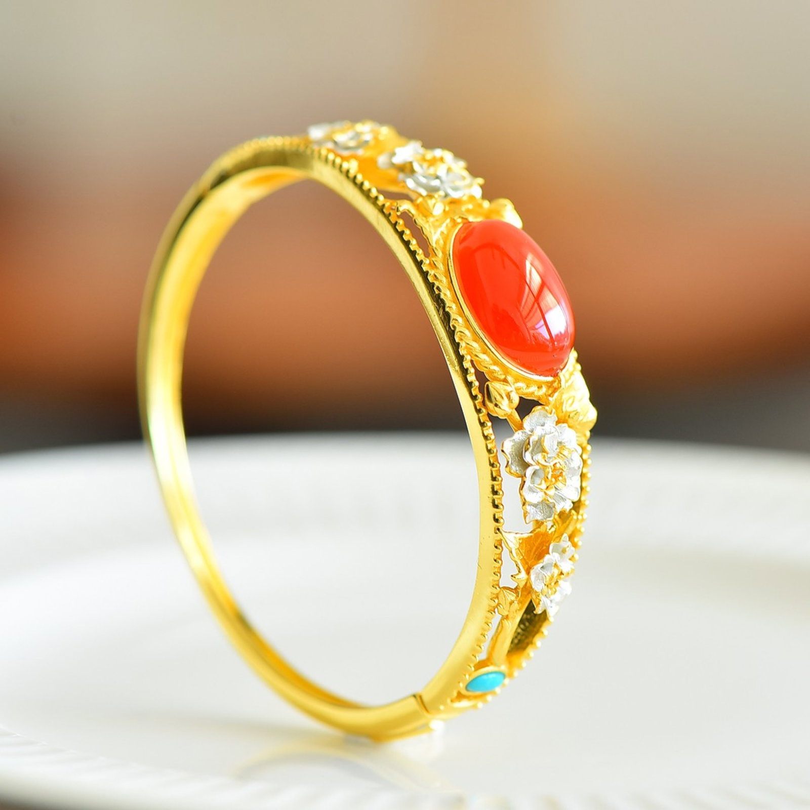 An Exquisite Sterling Silver-Gold Plated Inlaid Agate Enamel Bracelets: An Exquisite Sterling Silver-Gold Plated Inlaid Agate Enamel Bracelets 纯银镀金镶玛瑙珐琅手镯