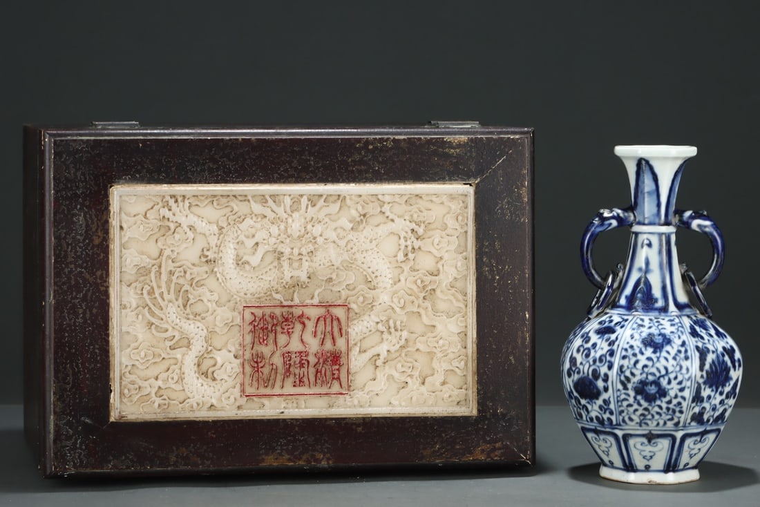 An ExquisiteBlue And White Octagonal Two-Handled Vase With Floral Pattern (1 of 8)