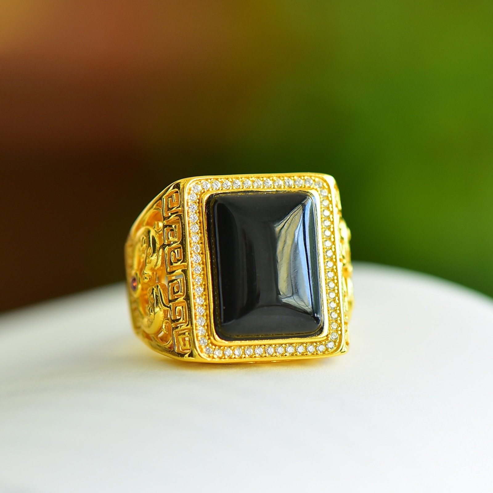 An Exquisite Sterling Silver-Gold Plated Inlaid Black Jade Ring,Inlaid Diamond: An Exquisite Sterling Silver-Gold Plated Inlaid Black Jade Ring,Inlaid Diamond 纯银镀金镶黑玉戒指。