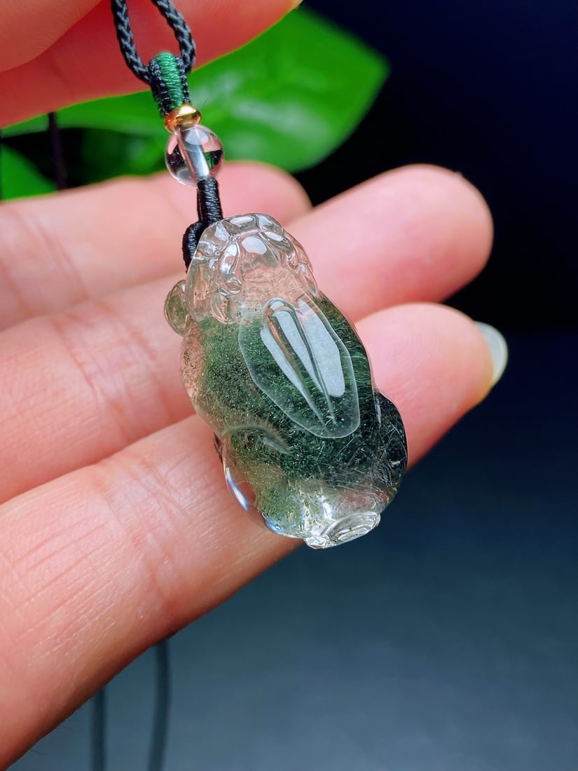An Exquisite Natural Green Phantom Rutilated Quartz Pixiu Pendant: An Exquisite Green Phantom Rutilated Quartz Pixiu Pendant. Translucent crystal enclosing a green phantom landscape and rutile needles. Size: 28mm×16mm×13mm; weight: 10.9g. 绿幽&#