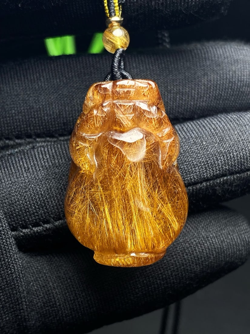 An Exquisite Natural Copper Rutilated Quartz Pixiu Pendant: An Exquisite Natural Copper Rutilated Quartz Pixiu Pendant. Translucent crystal with straight copper rutile needles. Size: 33×22×16mm; weight: 21.8g. 天然铜发晶