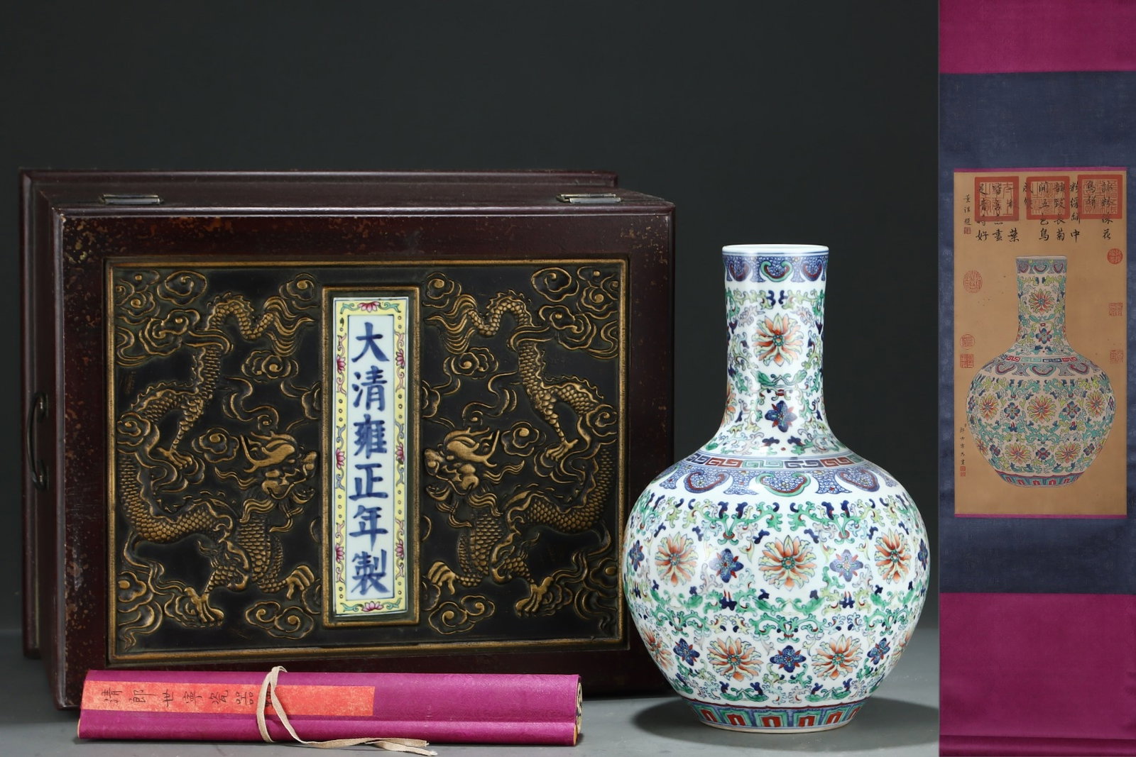 A Rare Blue and White Famille-Rose Flower Pattern Vase,With Vertical Scroll Painting on Silk: A Rare Blue and White Famille-Rose Flower Pattern Vase,With Vertical Scroll Painting on Silk,Qing Dynasty, China,Yongzheng Six-character Mark,Size:14.8inx9.5in,(Without frame)25inx12.6in 青Ŏ