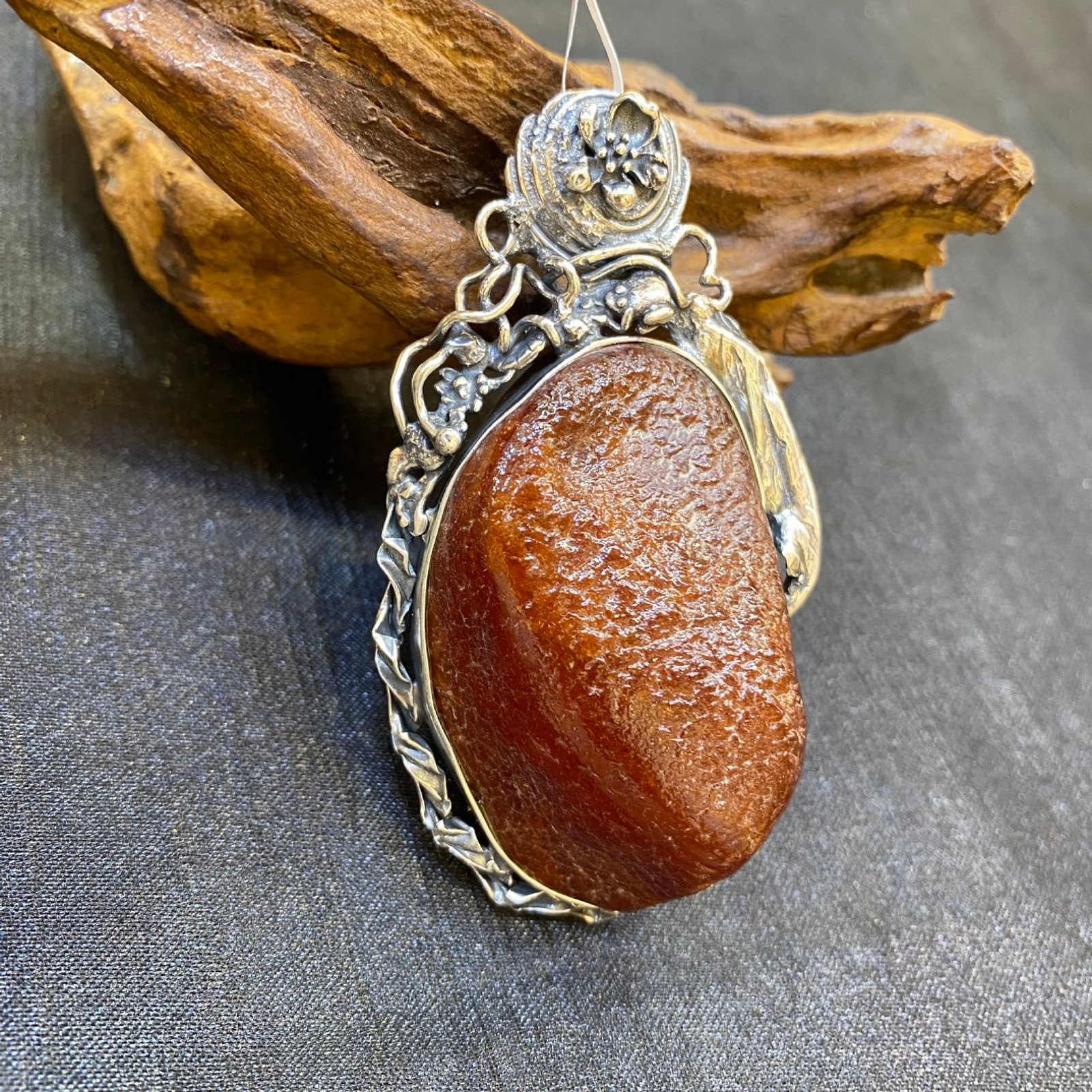 An Exquisite Beeswax Inlaid Silver Necklace: An Exquisite Beeswax Inlaid Silver Necklace,Size:33.1mm,Weight:38g 蜜蜡镶银项链