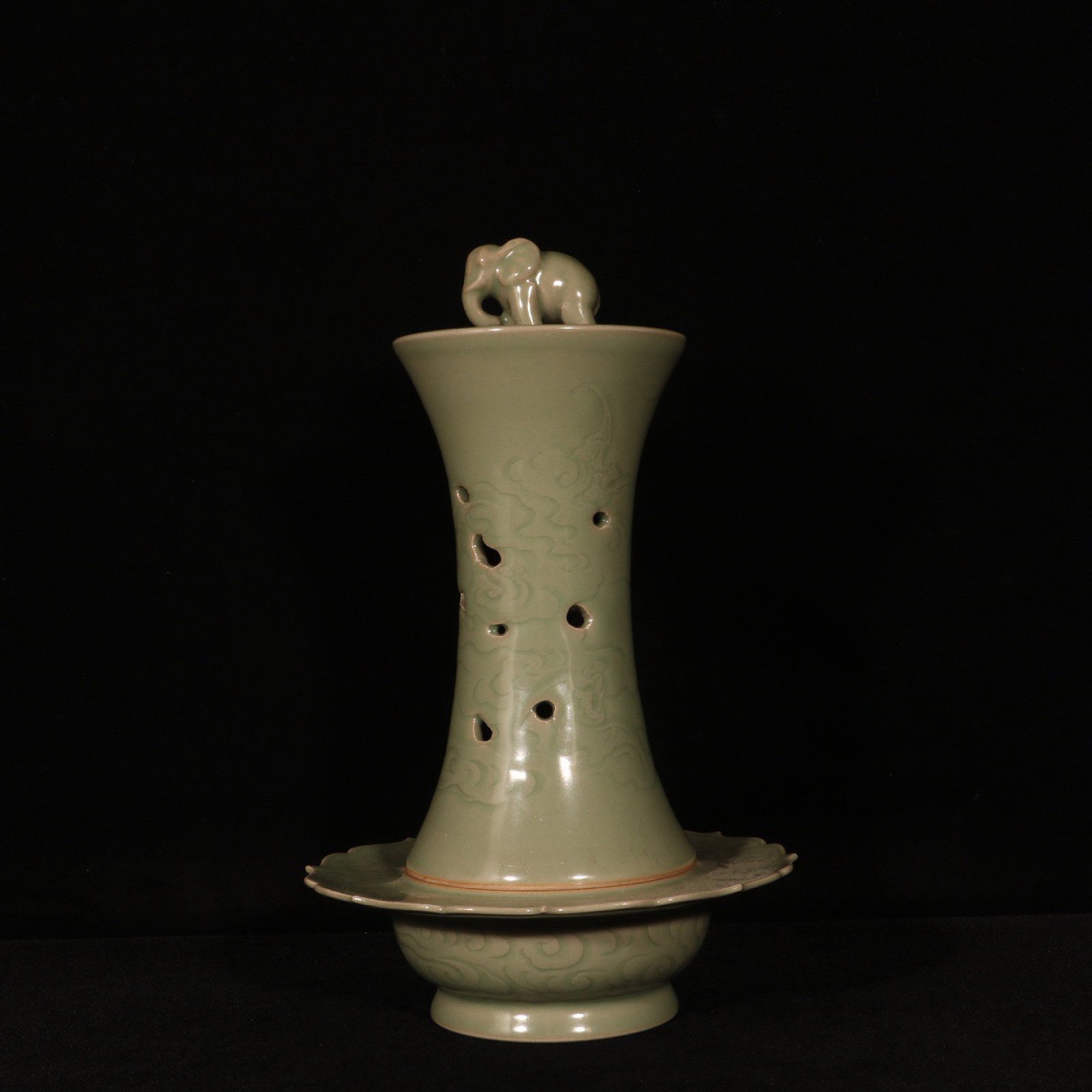 An Exquisite Yue yao Celadon Auspicious Cloud Pattern Censer: An Exquisite Yue yao Celadon Auspicious Cloud Pattern Censer,Song Dynasty,China,Size:9.8inx6in 越窑青瓷祥云纹香炉,中国宋代