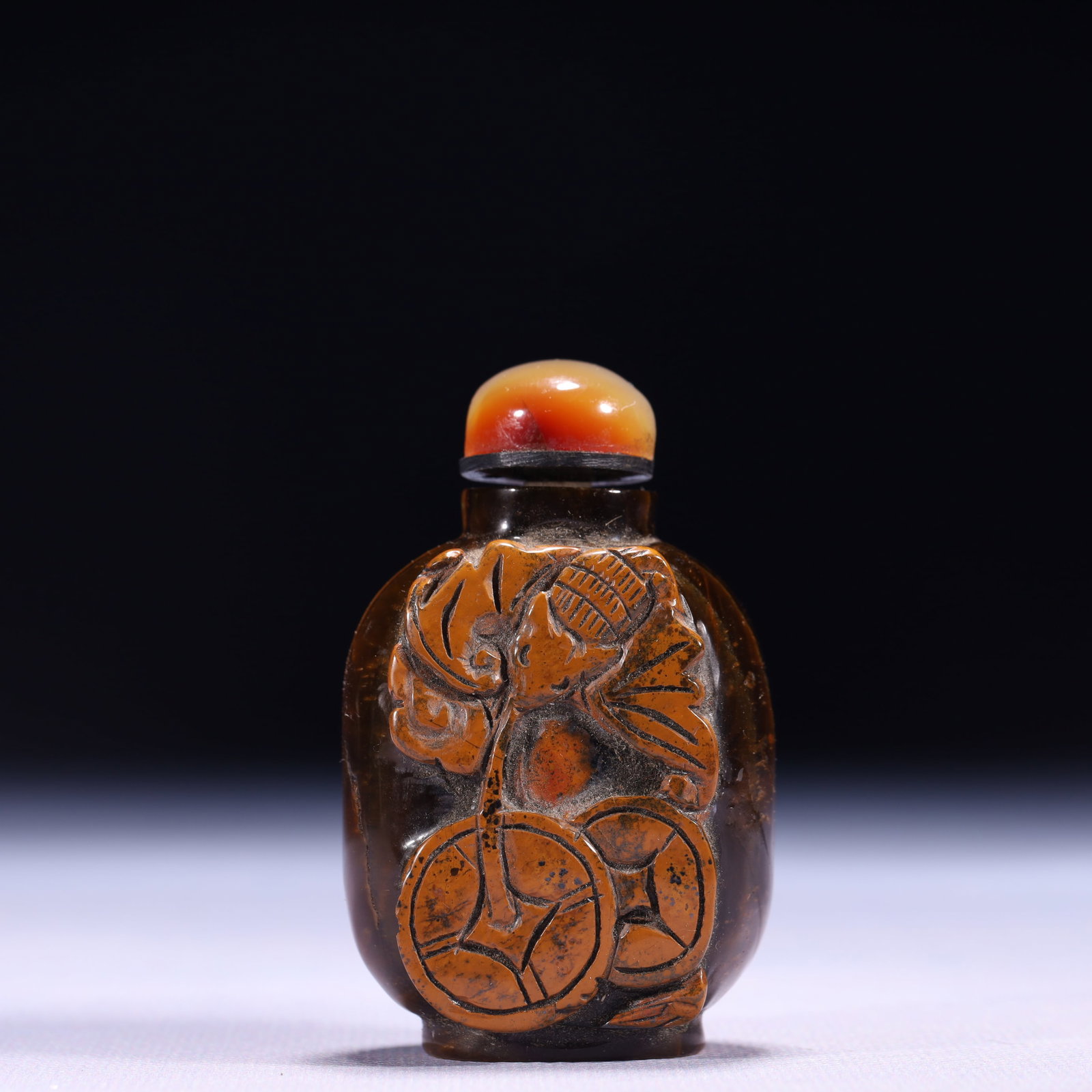 An Exquisite Agate Bats Pattern Snuff Bottle: An Exquisite Agate Bats Pattern Snuff Bottle,Qing Dynasty,China,Size:1.6inx1inx2.6in,Weight:122g 玛瑙蝙蝠纹鼻烟壶,中国清代