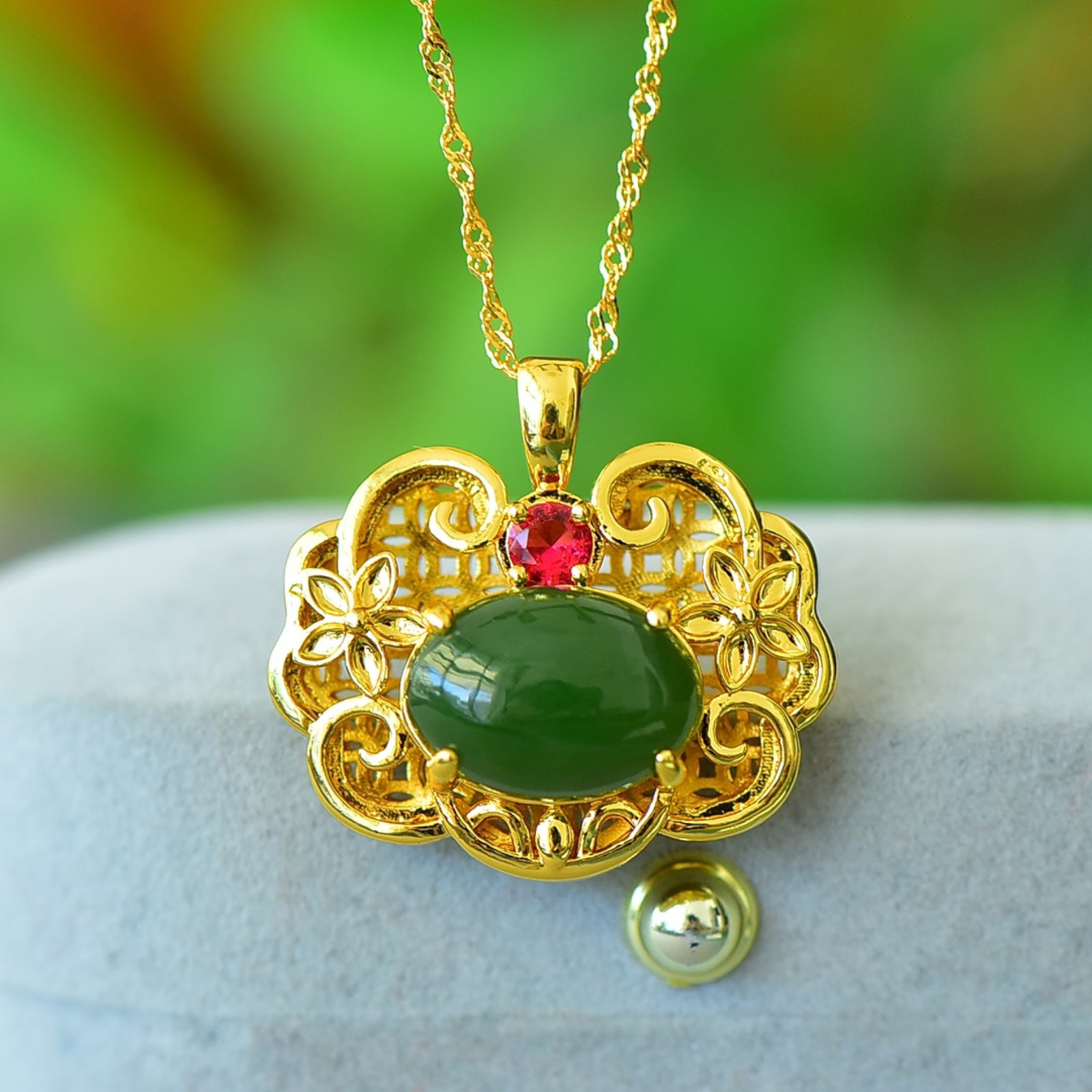 An Exquisite Bronze-Gold Plated Inlaid Jasper Necklace,Inlaid Gems: An Exquisite Bronze-Gold Plated Inlaid Jasper Necklace,Inlaid Gems,Size:10mmx14mm 铜镀金镶碧玉项链,嵌宝石