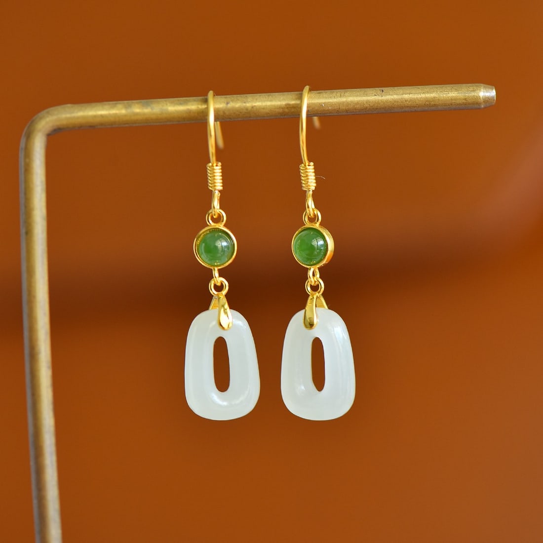 A Pair of Sterling Silver and White Jade Drop Earrings: A pair of sterling silver drop earrings, each set with white jade, Sise: 9mm×13 mm. 纯银镶白玉耳坠；主石为白玉.