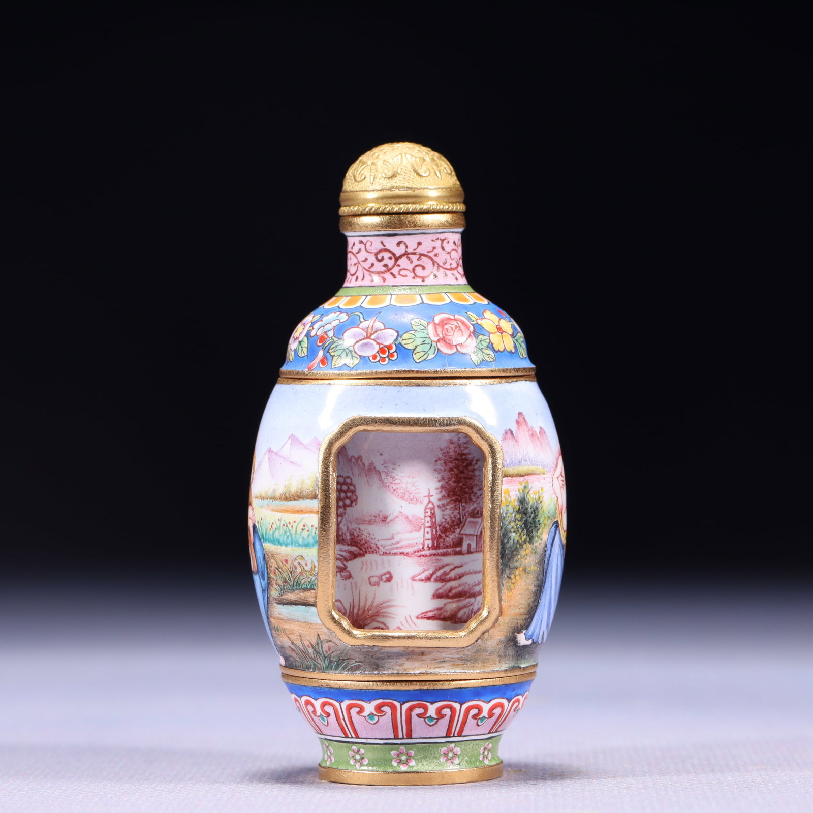 An Exquisite Painted Enamel Figure Pattern Snuff Bottle: An Exquisite Painted Enamel Figure Pattern Snuff Bottle,Qing Dynasty,China,Qianlong Four-character Mark,Size:1.6inx1.2inx3.1in,Weight:136g 画珐琅人物纹鼻Ġ