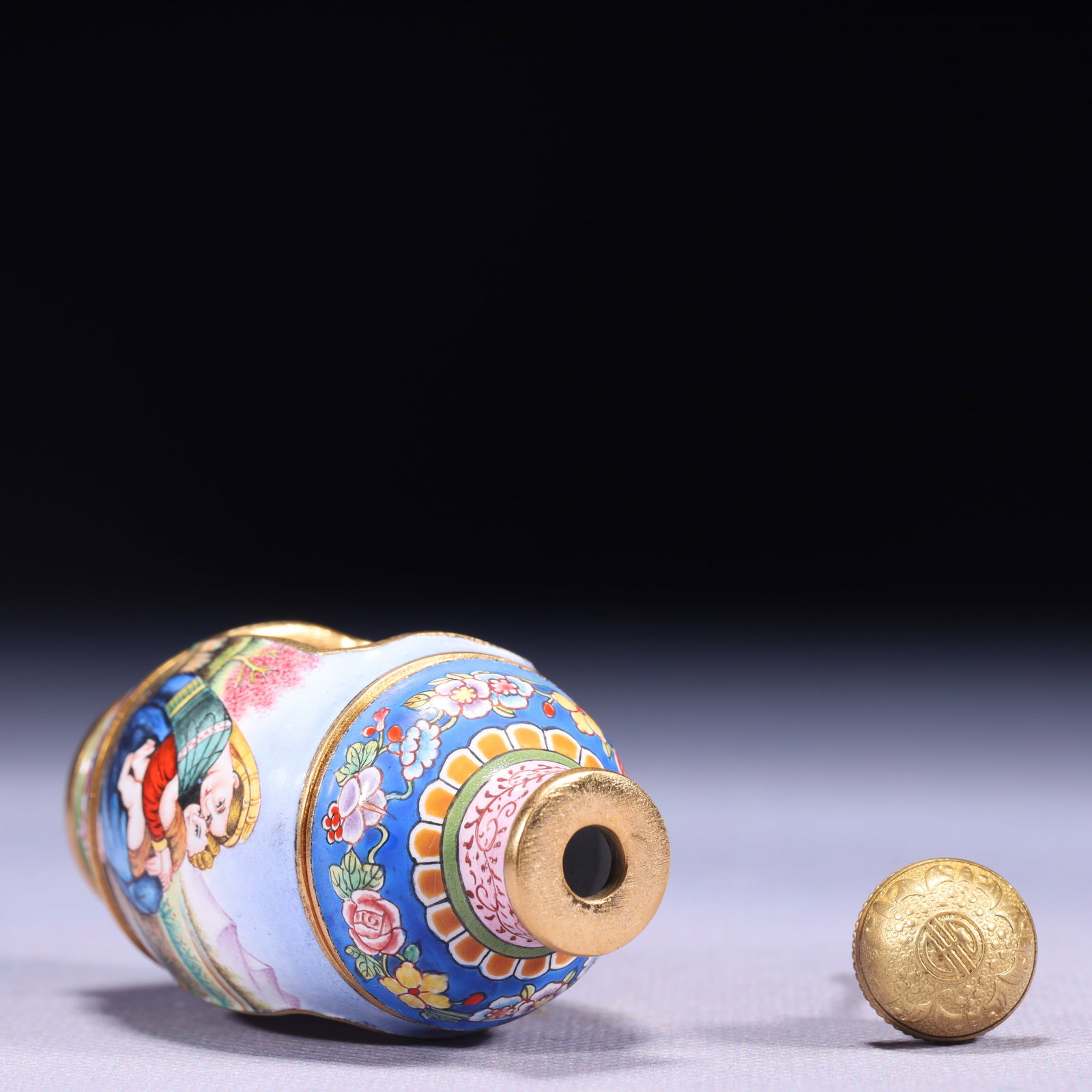 An Exquisite Painted Enamel Figure Pattern Snuff Bottle - 8