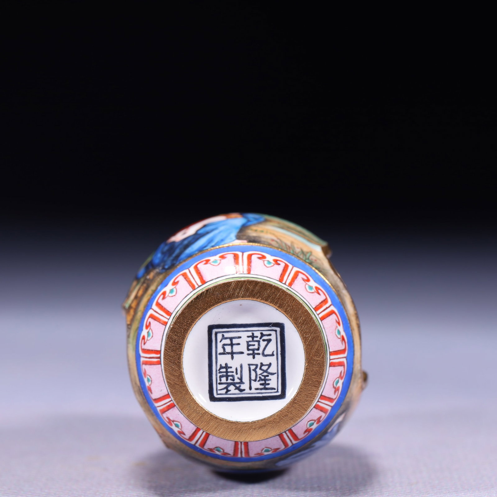 An Exquisite Painted Enamel Figure Pattern Snuff Bottle - 9