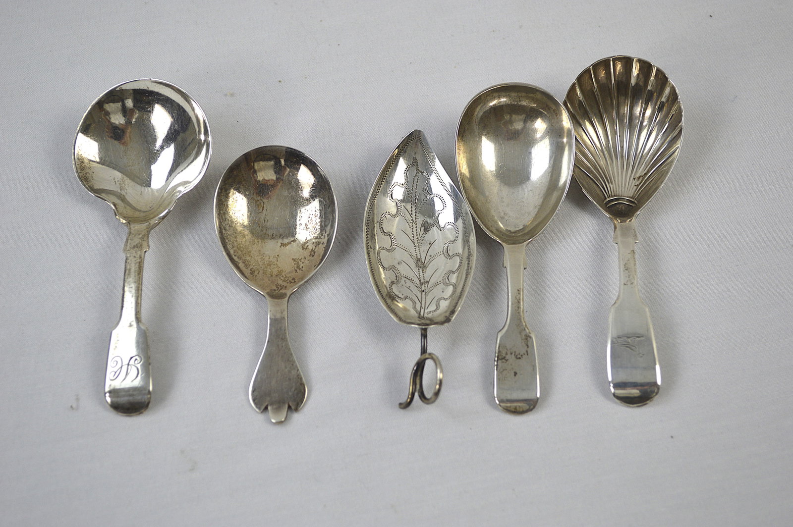 Antique Sterling Silver English Caddy Spoons: Antique sterling silver English caddy spoons, 5 pieces Weight: 66 grams