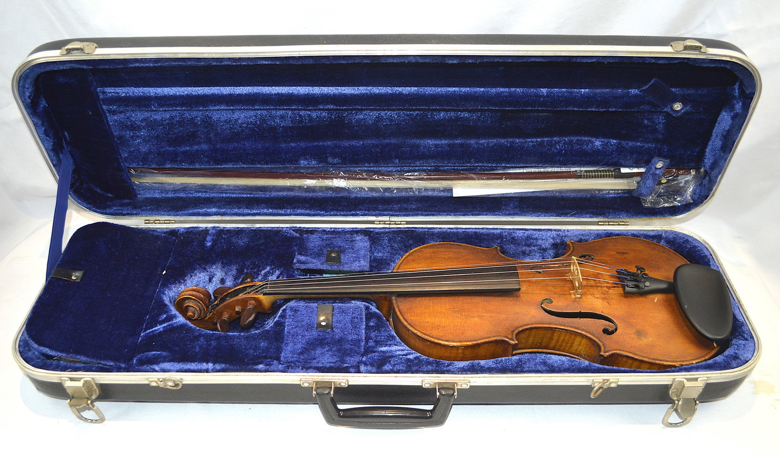 Toronto Luthier William Knaggs Violin - restored: Restored William Knaggs violin, Toronto Oct 1906 Listed Toronto Luthier. Includes nice case with a violin bow. The case is blue velvet lined. Measures: 23 inches long by base width 8 inches William Kn