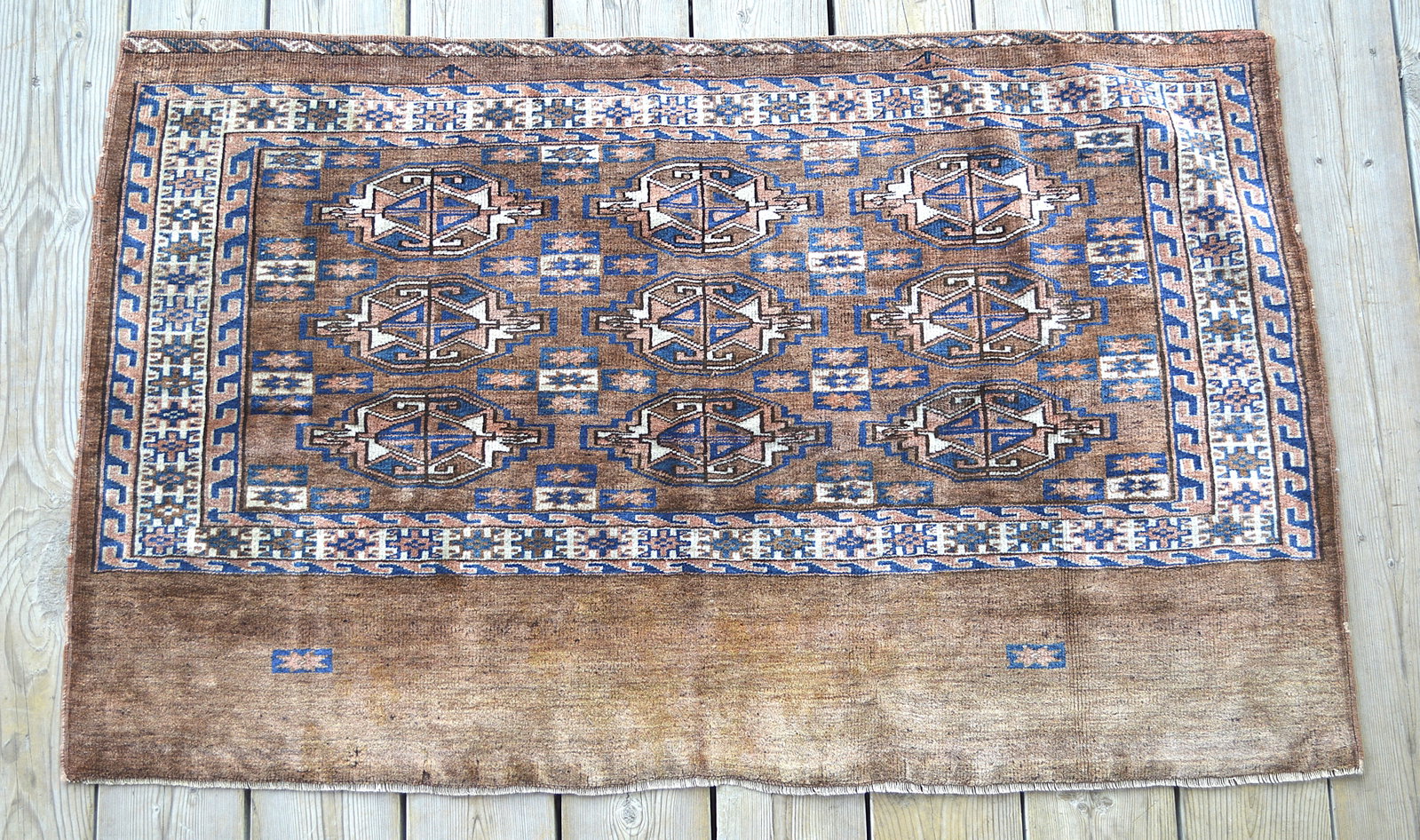 Handmade Middle Eastern Persian Turkman Tekke Rug: Handmade Middle Eastern Persian Turkman Tekke Rug Measures: 28 by 44 inches