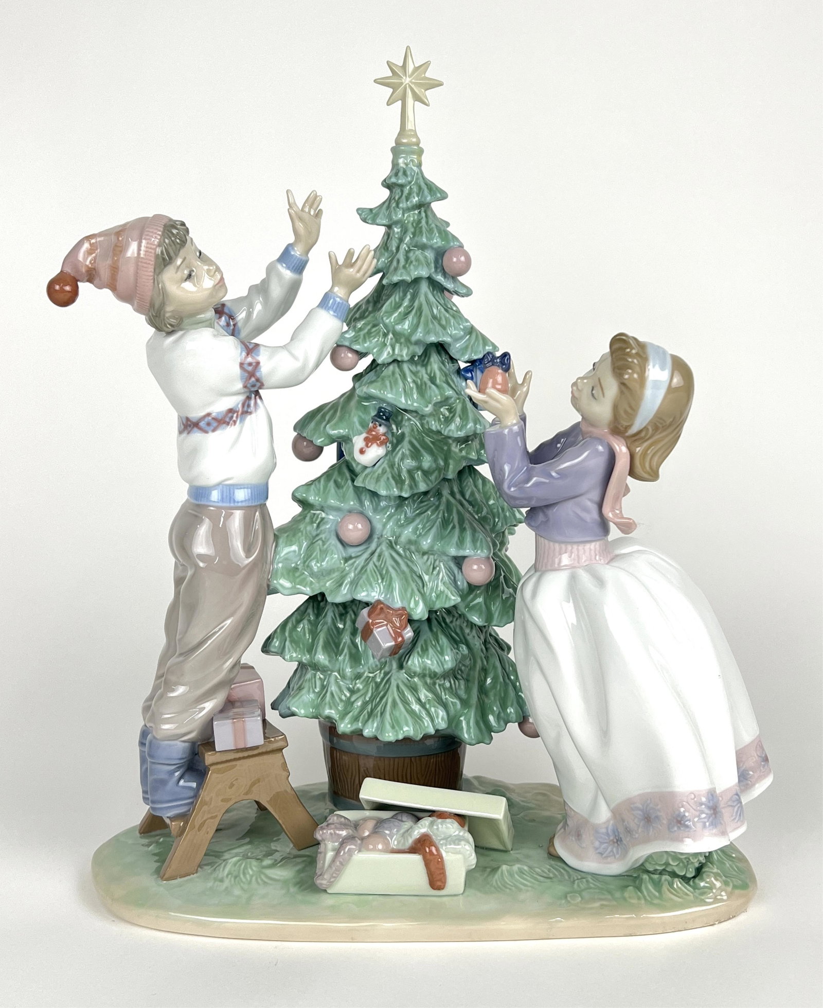 Lladro "Trimming The Tree" #5897 (1 of 5)