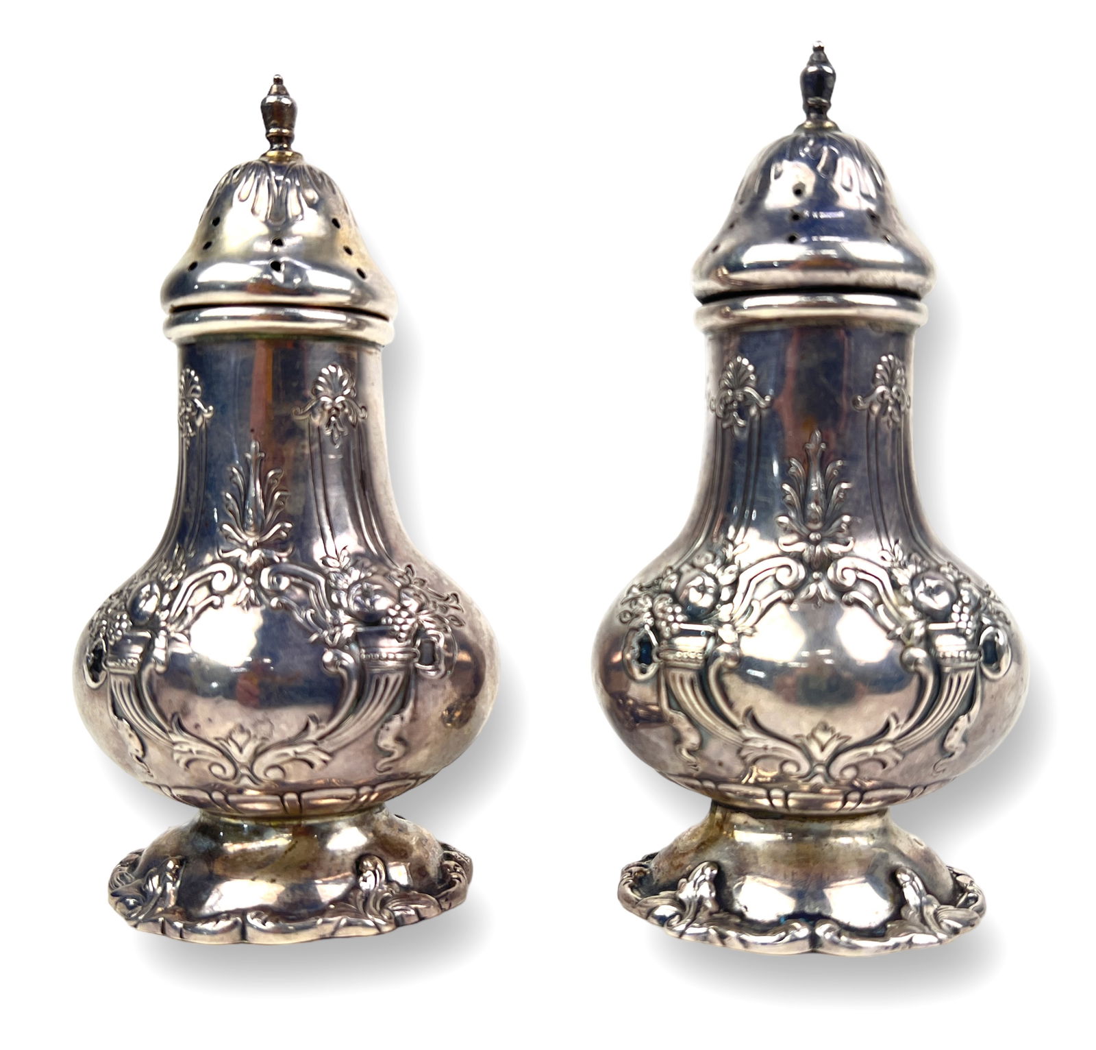Francis I Sterling Salt & Pepper Shakers: Total Weight: 6.6ozt 4" tall x 2" wide x 1/2" deep Item# X571 by Reed & Barton Condition: Both pieces are in good vintage condition, no issues seen with light surface scratching and tarnish seen throu