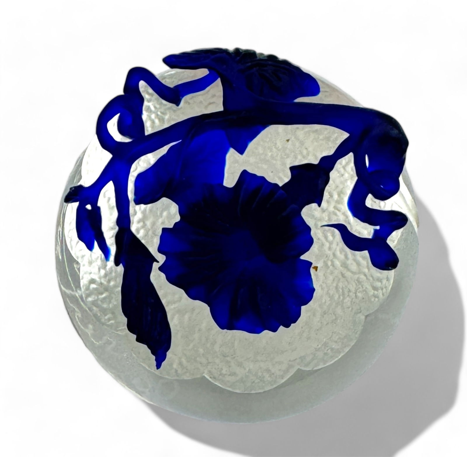 Barry Sautner Glass Signed Paperweight: Size: 1 5/8" tall x 2 1/8" across Condition: Very Good